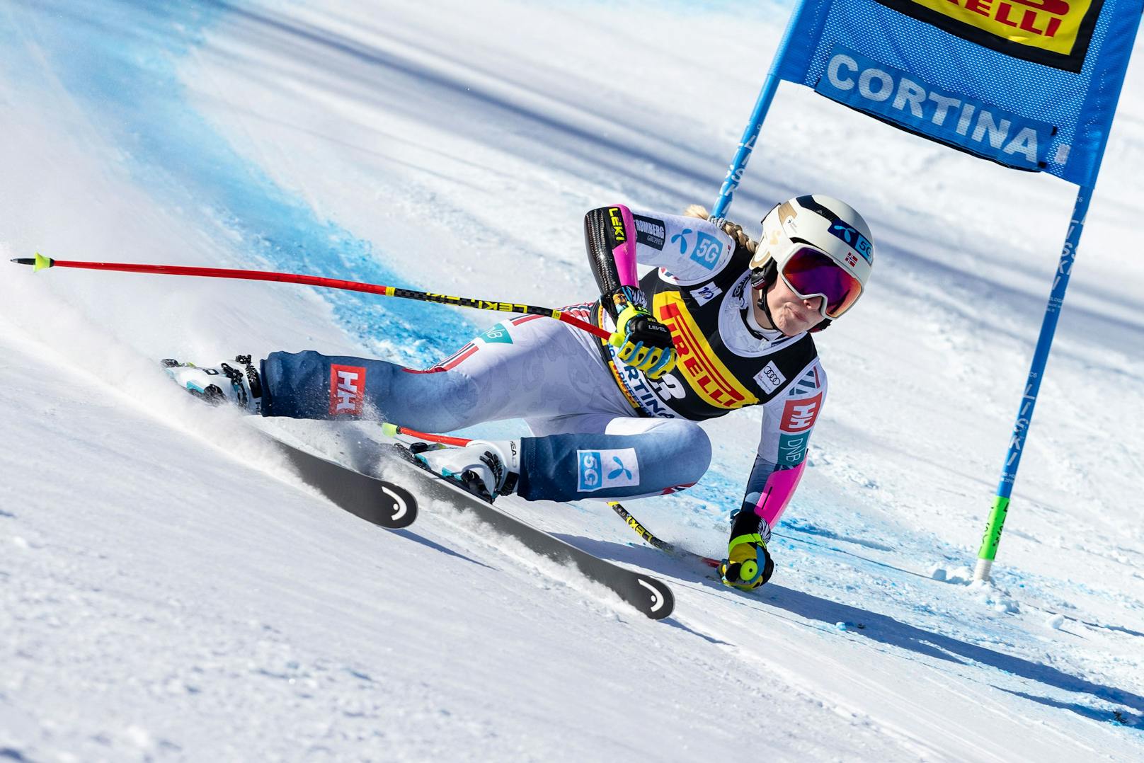 Bei der zweiten Abfahrt in Cortina feierte Ragnhild Mowinckel ihren vierten Weltcupsieg. Die Norwegerin gewann vor Jacqueline Wild aus den USA und Sofia Goggia aus Italien. Auch im zweiten Rennen war Stephanie Venier auf dem fünften Platz beste ÖSV-Athletin.