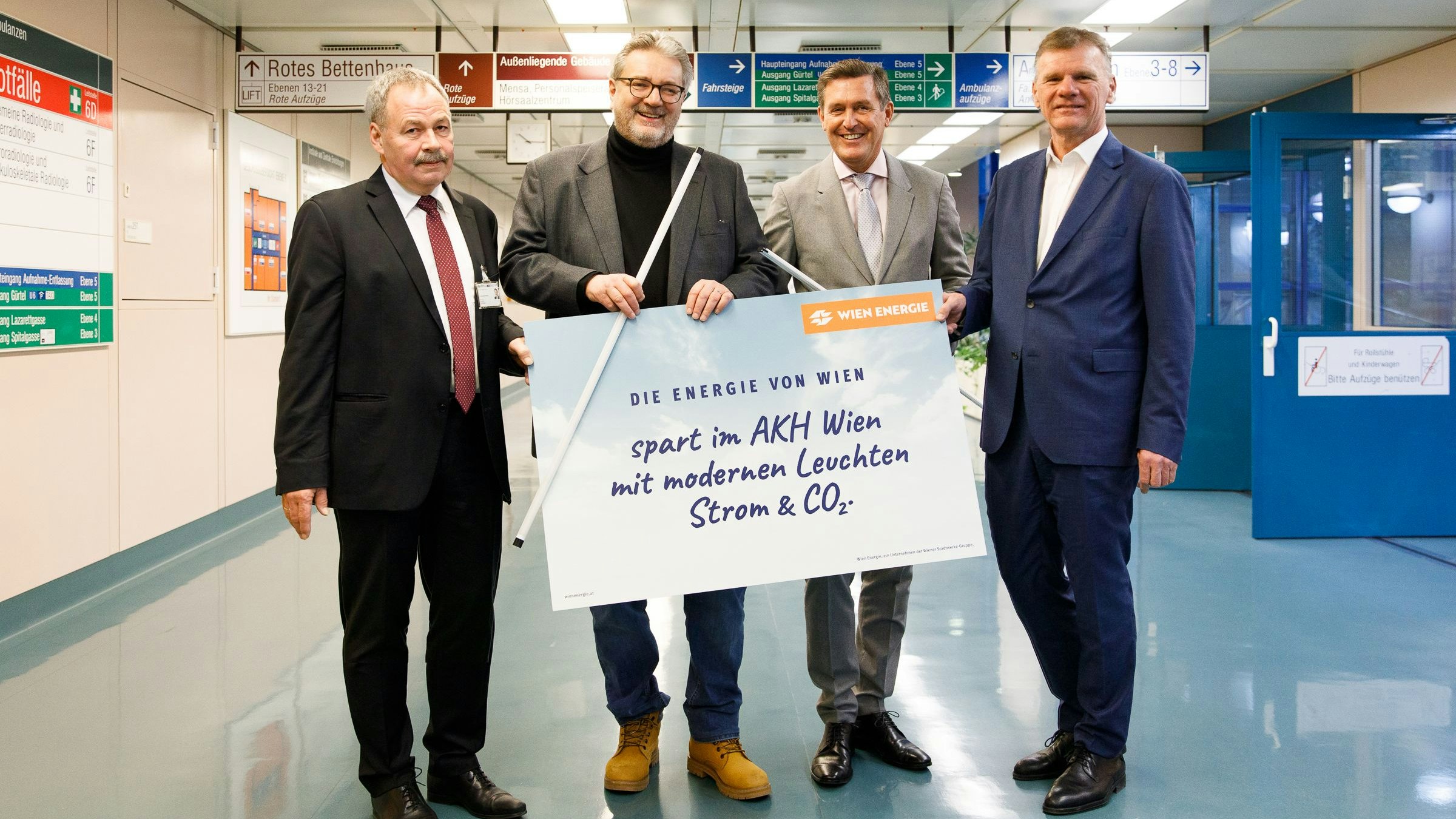 Die Stadträte Peter Hacker (2.v.l.) und Peter Hanke (2.v.r.) sowie Wien-Energie Geschäftsführungs-Vorsitzender Michael Strebl (r.) präsentierten das Projekt.