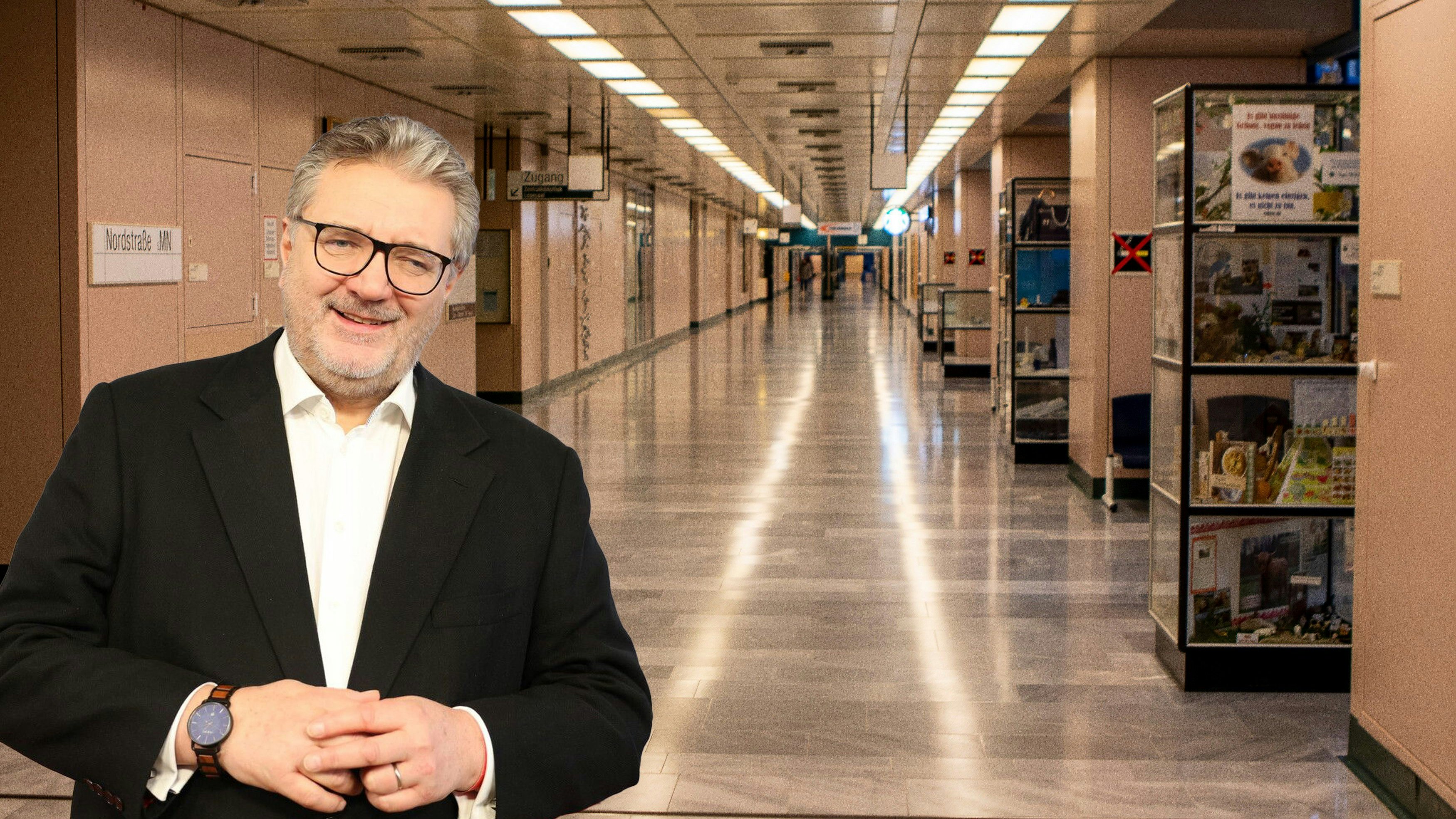 Download von www.picturedesk.com am 04.02.2024 (16:17).  VIENNA, AUSTRIA - MARCH 13: Empty corridor in the AKH, no visitors during Coronavirus Affects Everyday Life In Austria at AKH on March 13, 2020 in Vienna, Austria.200313_SEPA_13_045 - 20200313_PD13198 - Rechteinfo: Rights Managed (RM)