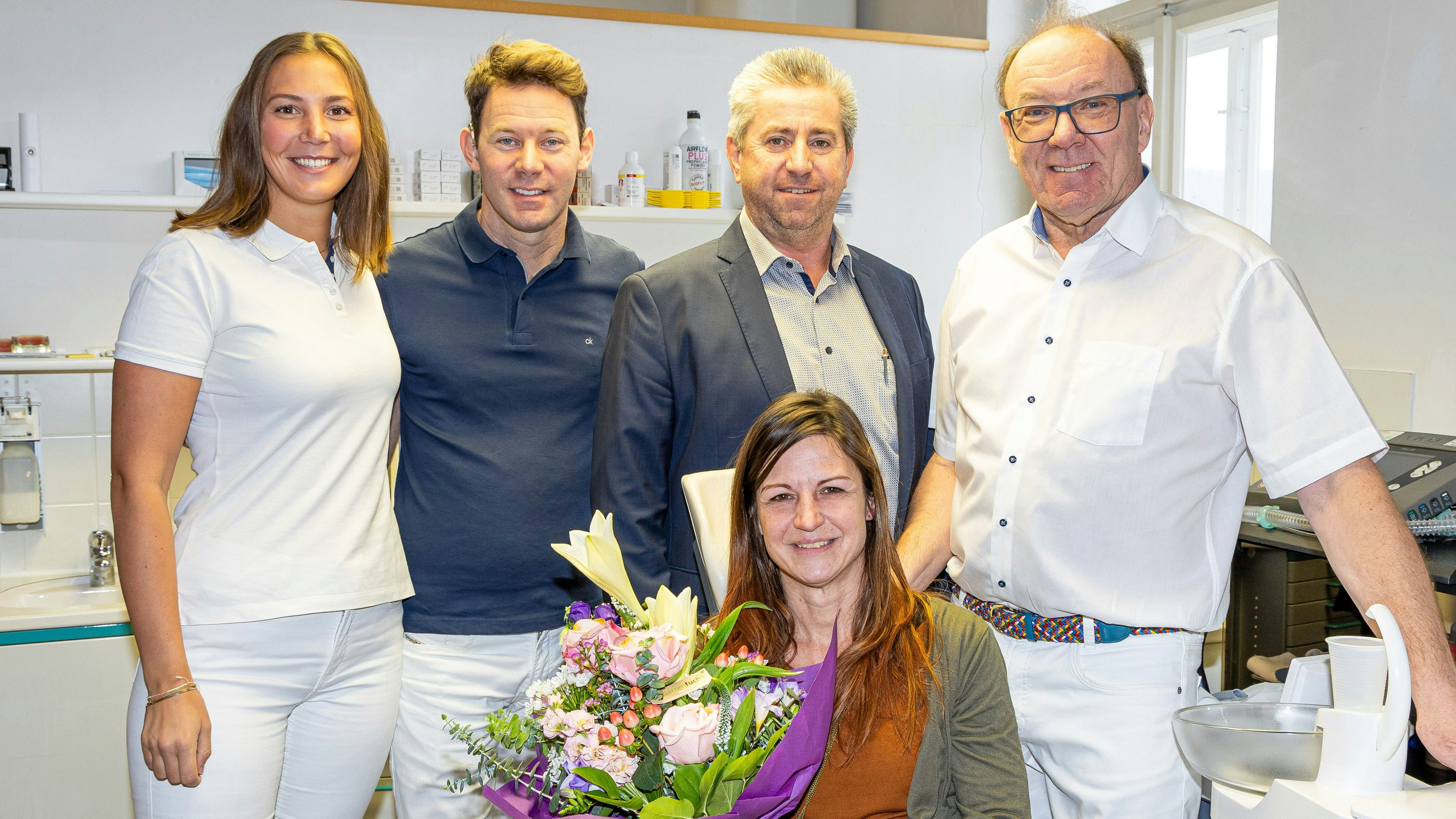 Dr. Marlene Becker, Dr. Florian Becker, Gemeinderat Christian Wippel, Dr. Michael Becker,  und sitzend 20.000 Jubiläumspatientenin Silvia Reithmayr.