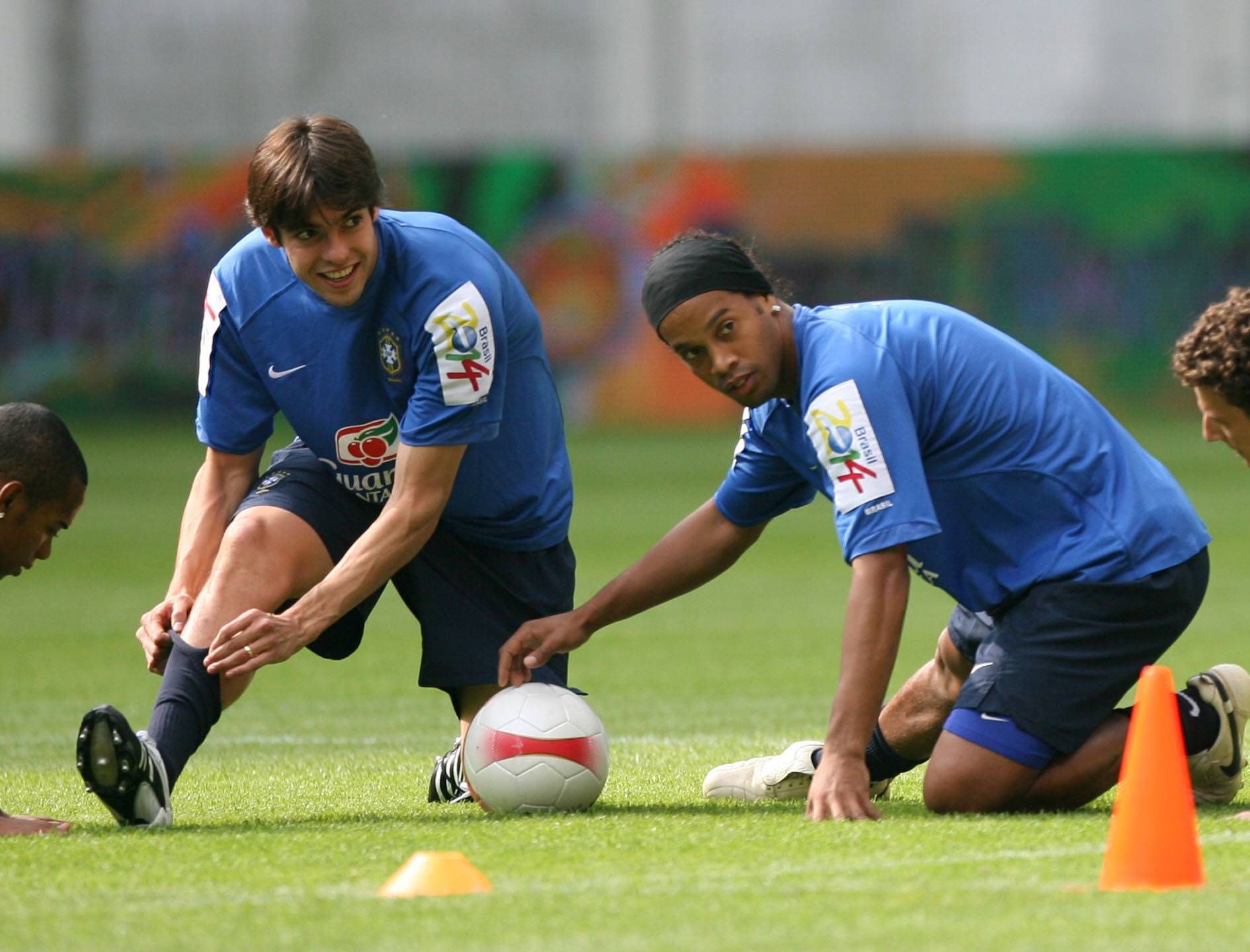 Die beiden Weltstars Kaka und Ronaldinho haben bereits zugesagt.