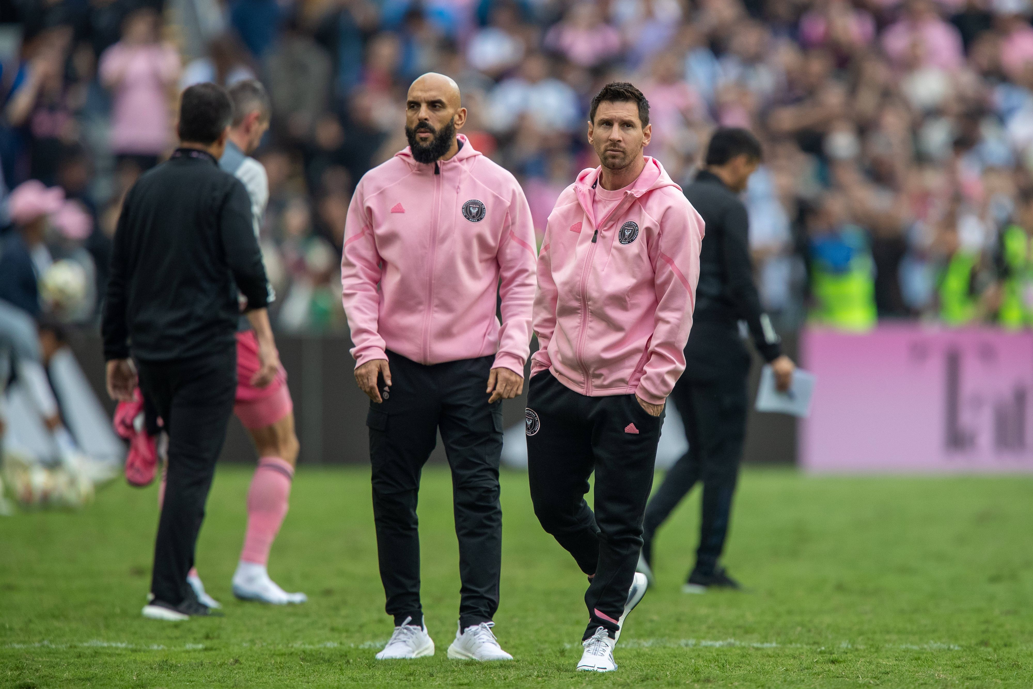 Fußball-Star Lionel Messi mit seinem Bodyguard vor dem Spiel in Hongkong.