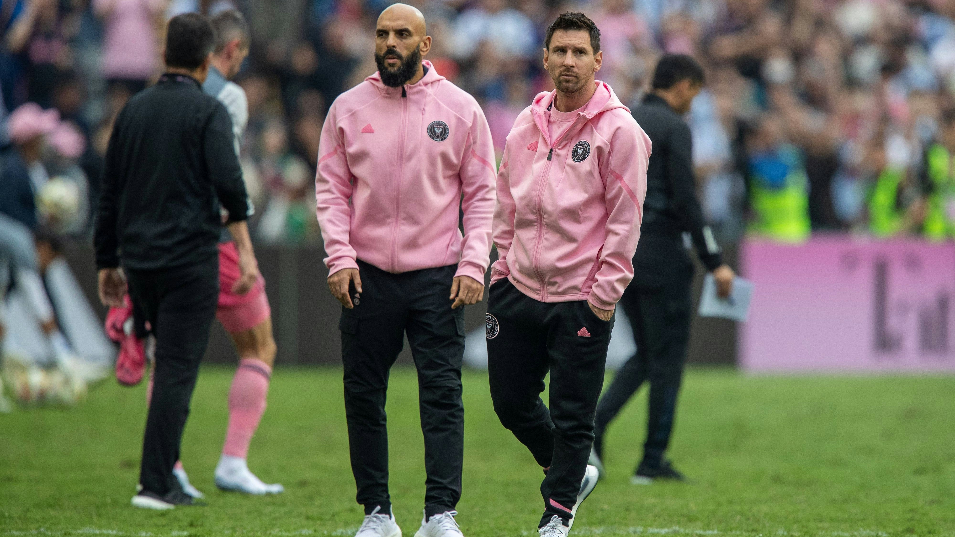 Fußball-Star Lionel Messi mit seinem Bodyguard vor dem Spiel in Hongkong.