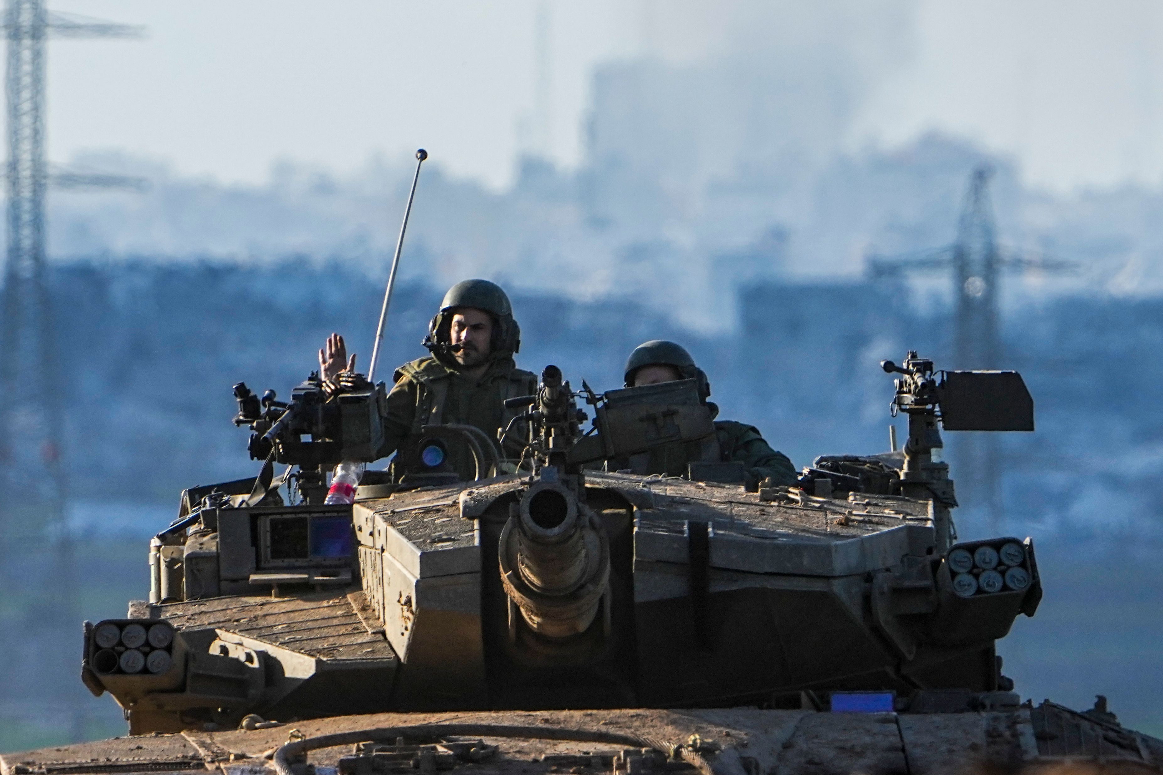 Israelische Soldaten fahren einen Panzer an der Grenze zum Gaza-Streifen, vom Süden Israels aus gesehen, Sonntag, 4. Februar 2024. Die Armee kämpft gegen militante Palästinenser im gesamten Gazastreifen in dem Krieg, der durch den Angriff der Hamas auf Israel am 7. Oktober ausgelöst wurde.