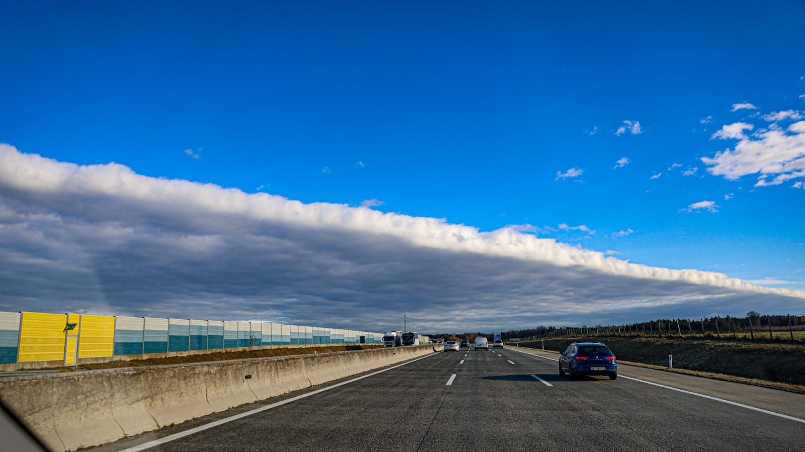Auf der A1 war am Montag in der Früh eine riesige Wolkenfront zu sehen. 