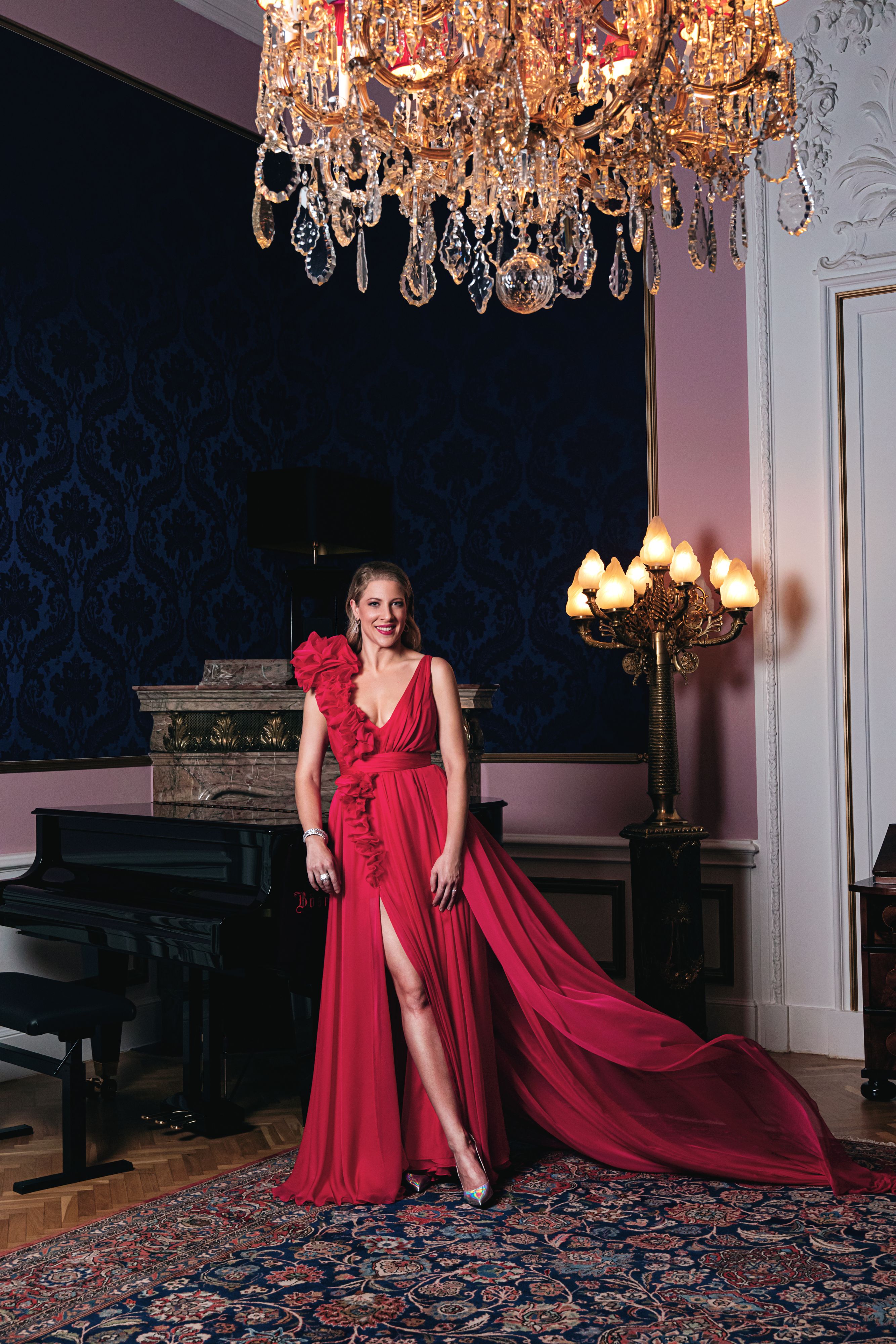 Olga Chapiro kreierte für Santner eine detailreiche und dennoch sehr verspielte Couture Robe aus zwei Teilen. Insgesamt wurden unglaubliche 23 Meter Chiffon verarbeitet - Die Tanzschulbesitzerin trägt zudem Schmuck von Swarovski.