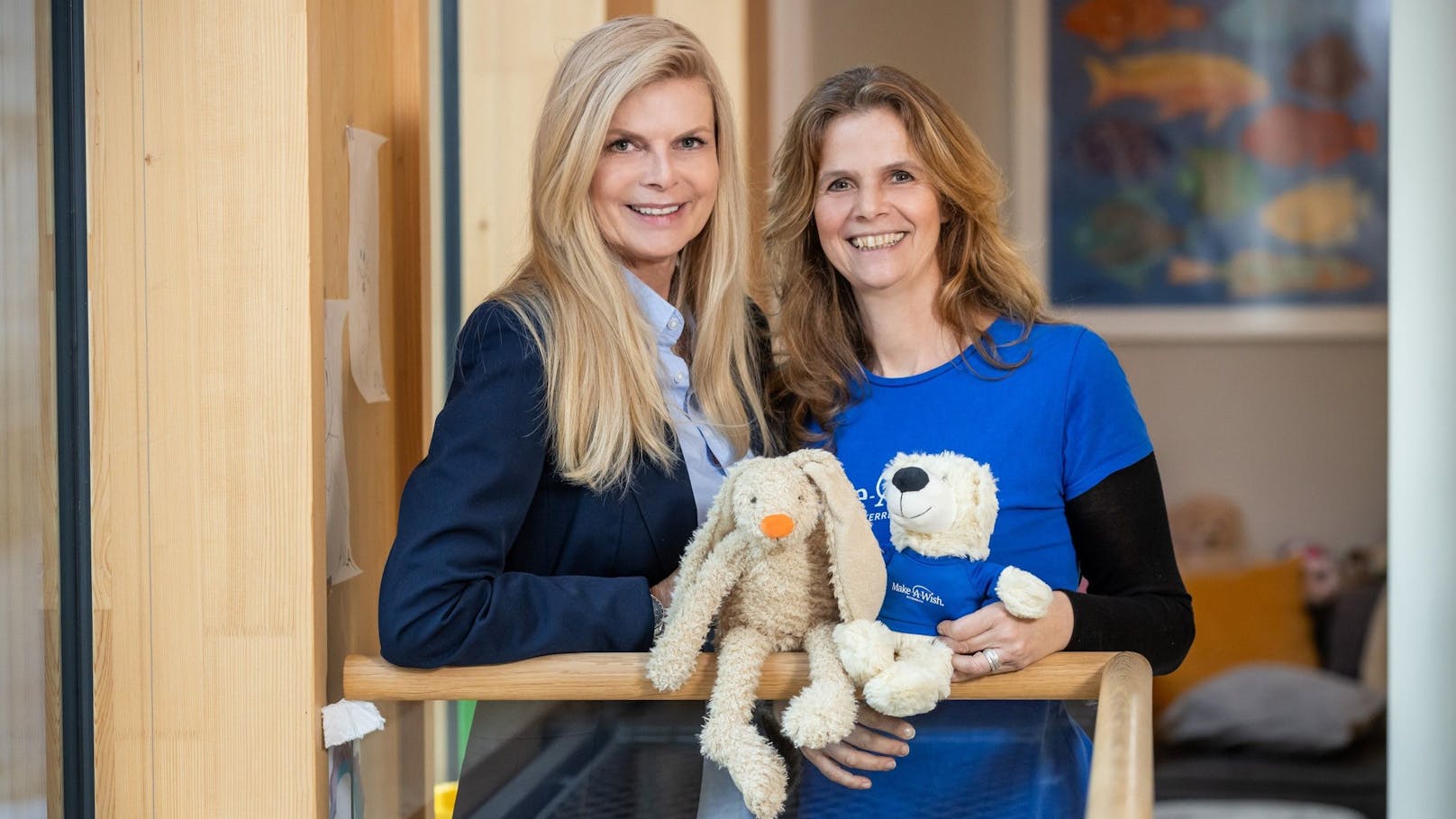 Karin Schmidt, Vorstand Kinderhilfe (links) und Birgit Fux, Geschäftsführerin der Make-A-Wish Foundation Österreich. 