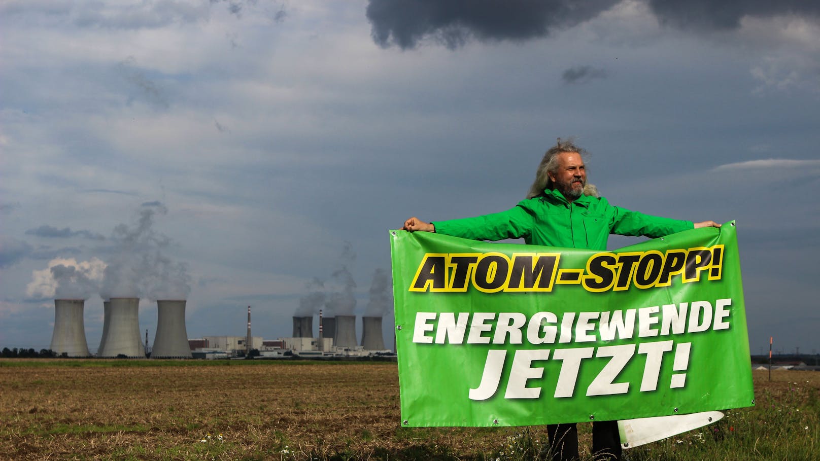 Der grüne Anti-Atom-Sprecher Martin Litschauer vor dem AKW Dukovany. Für ihn sei der Ausbau der Atomenergie "ein klimapolitischer Wahnsinn".