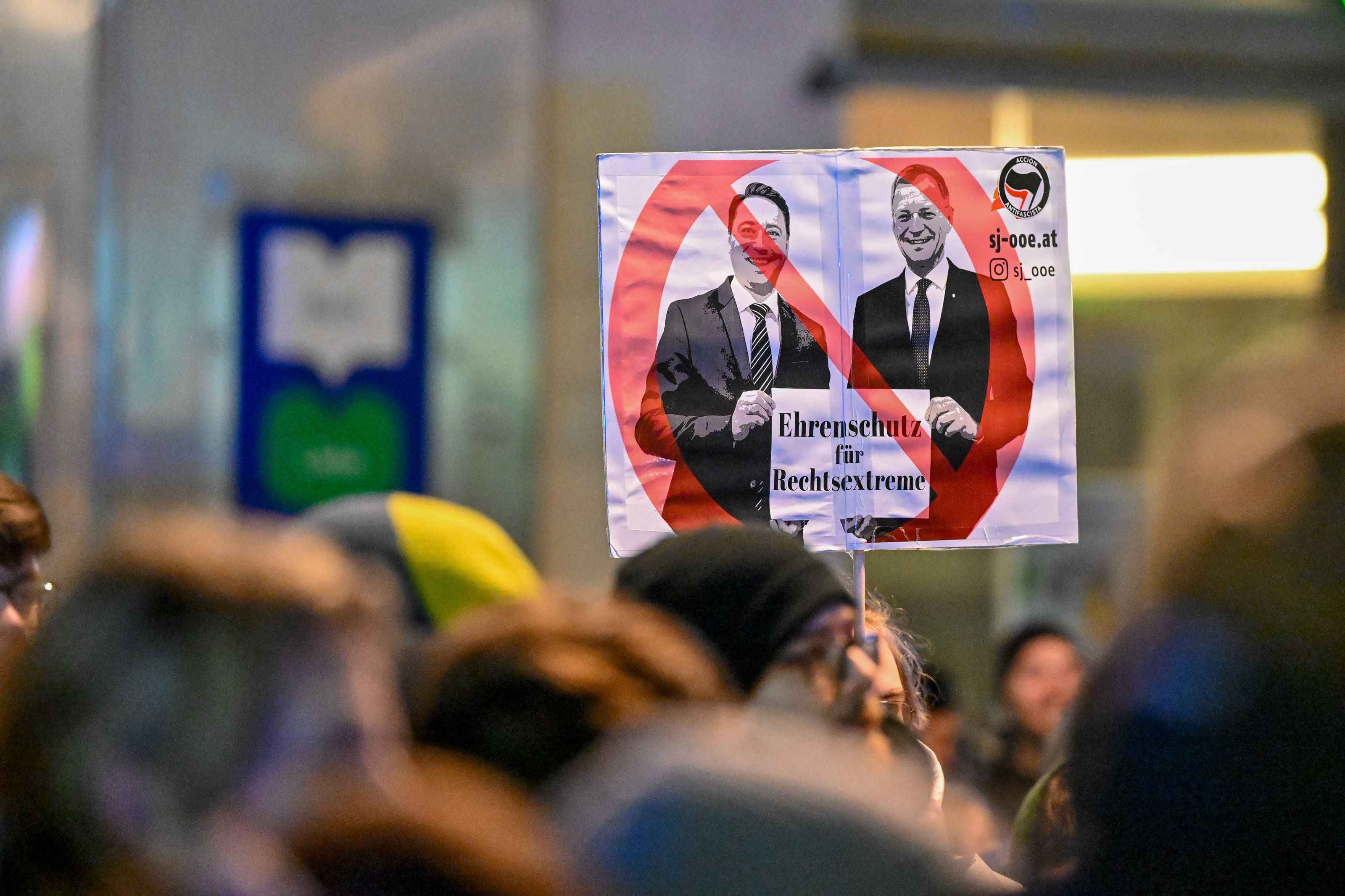 Rund 2.500 Personen demonstrierten gegen die umstrittene Ballveranstaltung.