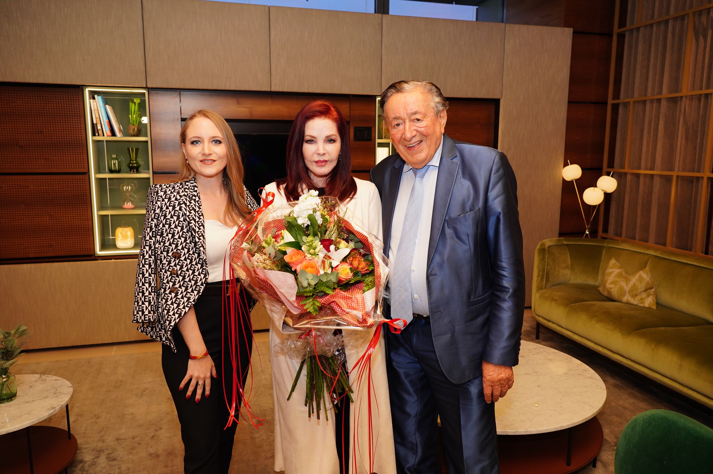 Presley – hier mit Lugner und Tochter Jacqueline – ist gelandet.