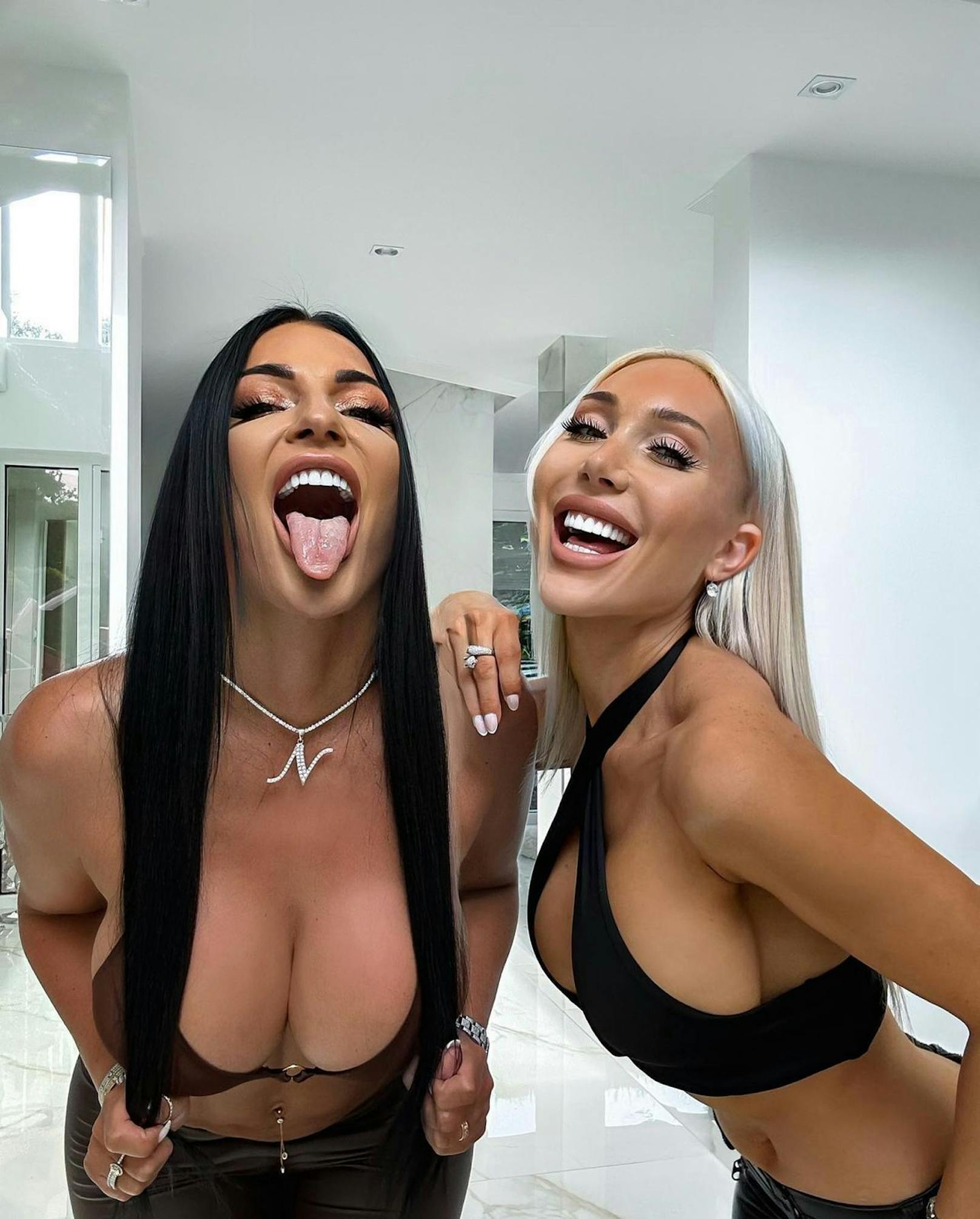 Das Wiener Erotik-Model Conny Hawk (re.) und ihre beste Freundin Nadine Kerastas – auf Instagram hat Nadine fast 3 Millionen Follower.