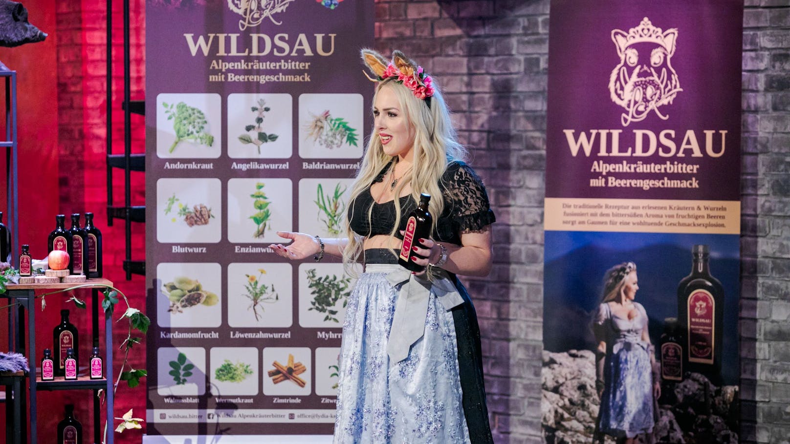 Lydia Kelovitz präsentiert ihren "Wildsau"-Kräuterbitter
