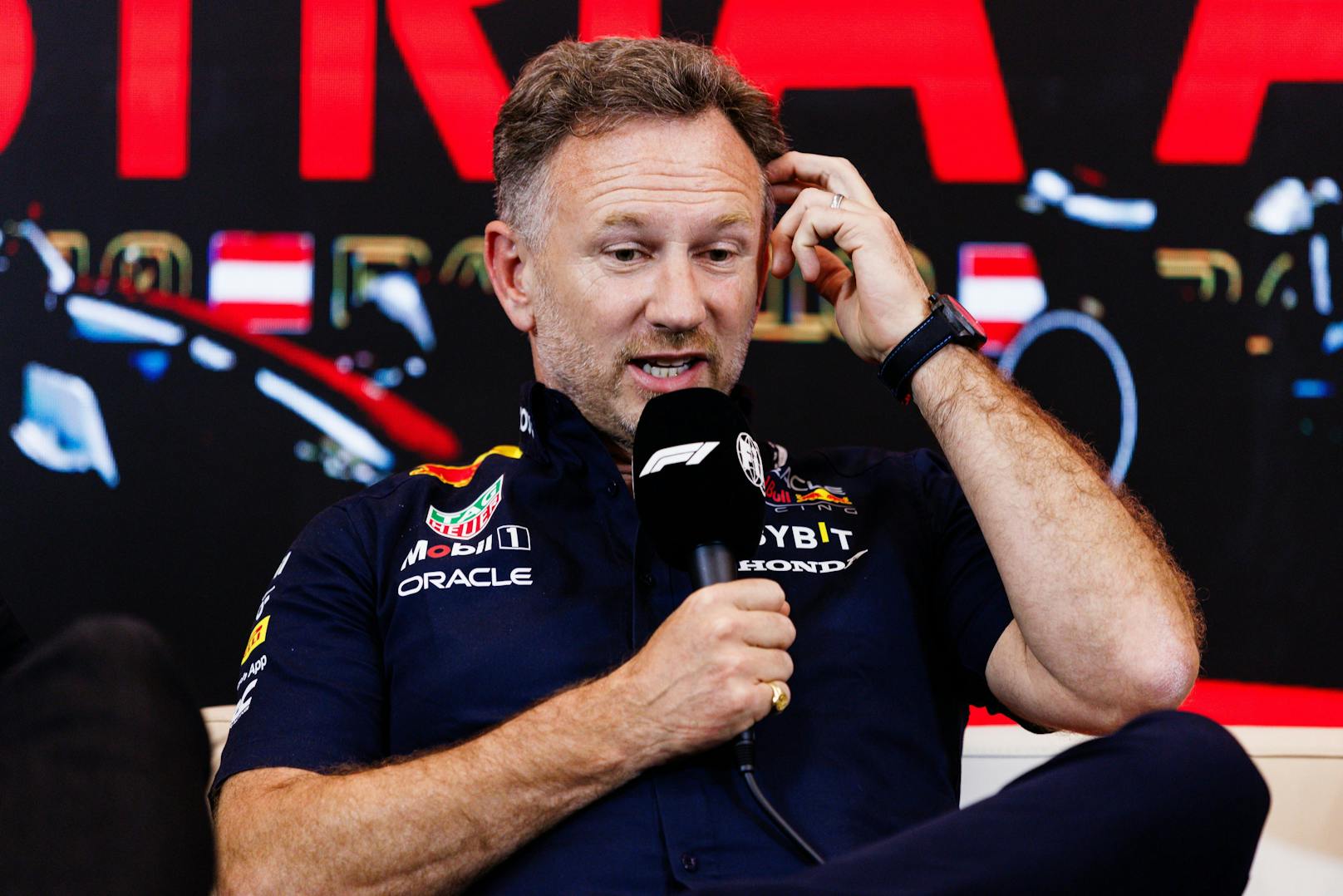 Die Saison hat noch nicht begonnen, schon erschüttert der erste Skandal die Formel 1. Christian Horner wird von schweren Vorwürfen einer Red-Bull-Mitarbeiterin belastet. Eine interne Ermittlung spricht ihn von Sexting-Vorwürfen frei. Die Kritik und Unmut im Team