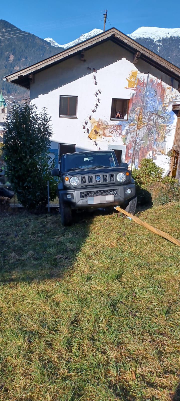 Die Feuerwehr musste das Fahrzeug bergen. 