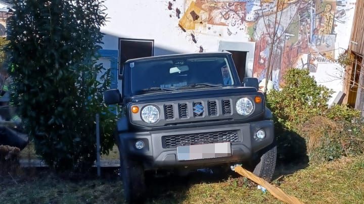 Die Feuerwehr musste das Fahrzeug bergen. 