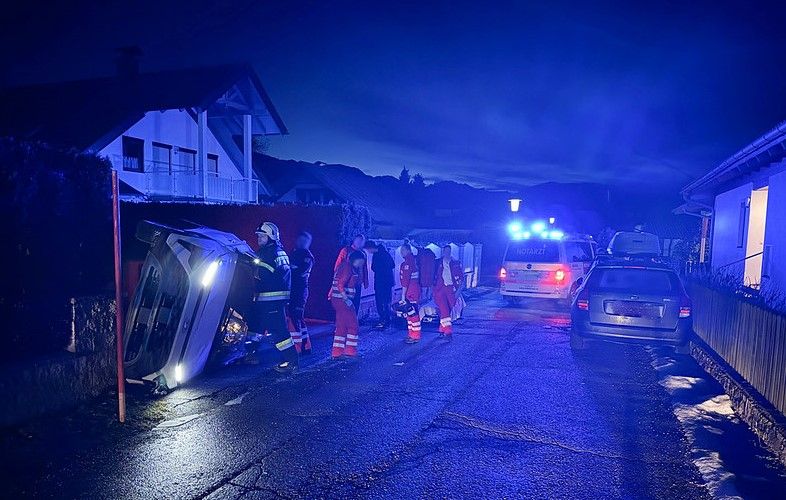 Die junge Pkw-Lenkerin wurde bei dem Überschlag verletzt.