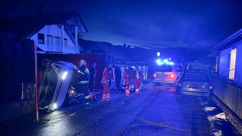 Die junge Pkw-Lenkerin wurde bei dem Überschlag verletzt.