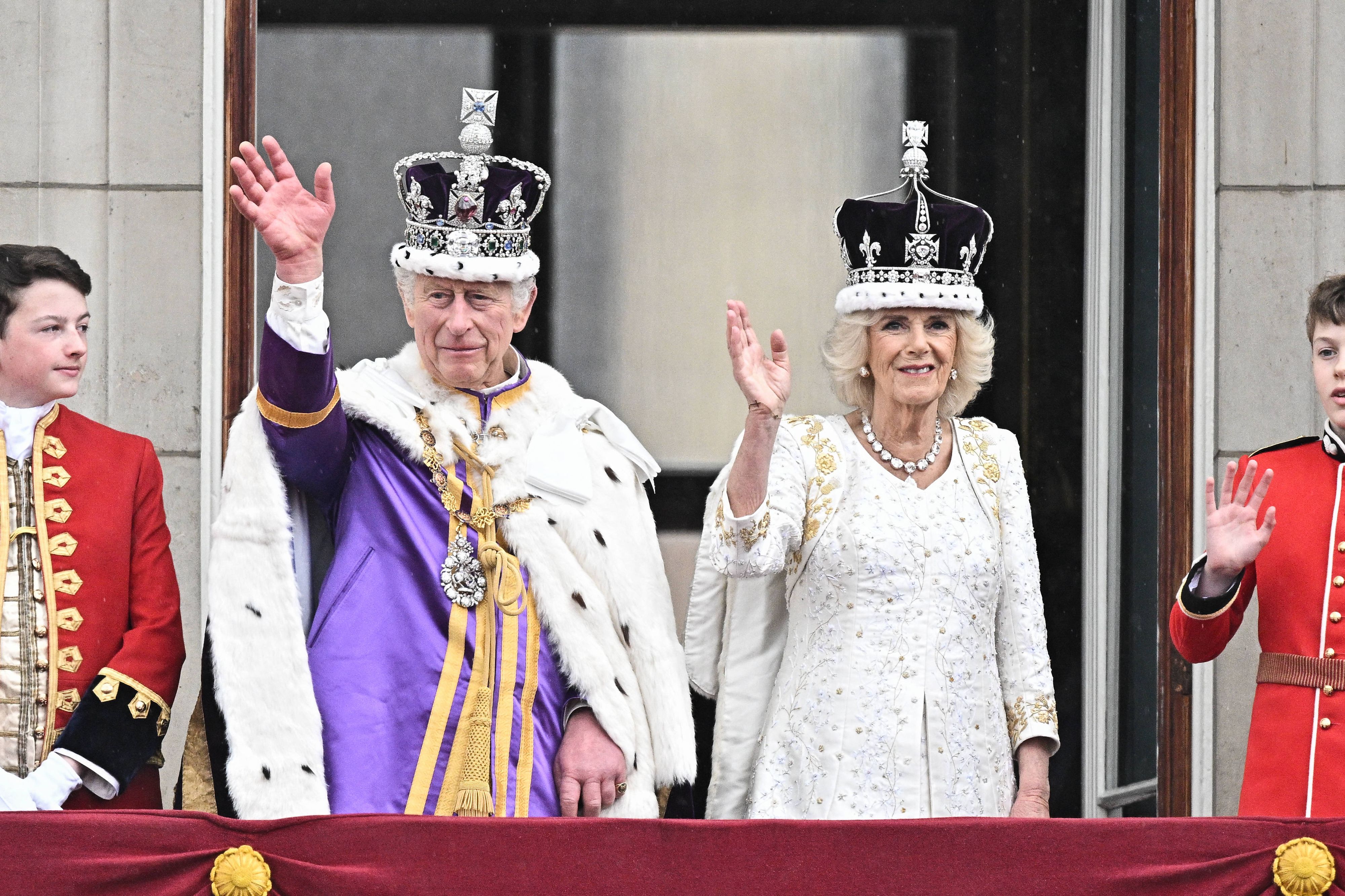 König Charles III. hat Krebs. Bei seiner Krönung im Mai 2023 fielen sie wieder auf: die geschwollenen Finger von König Charles III.