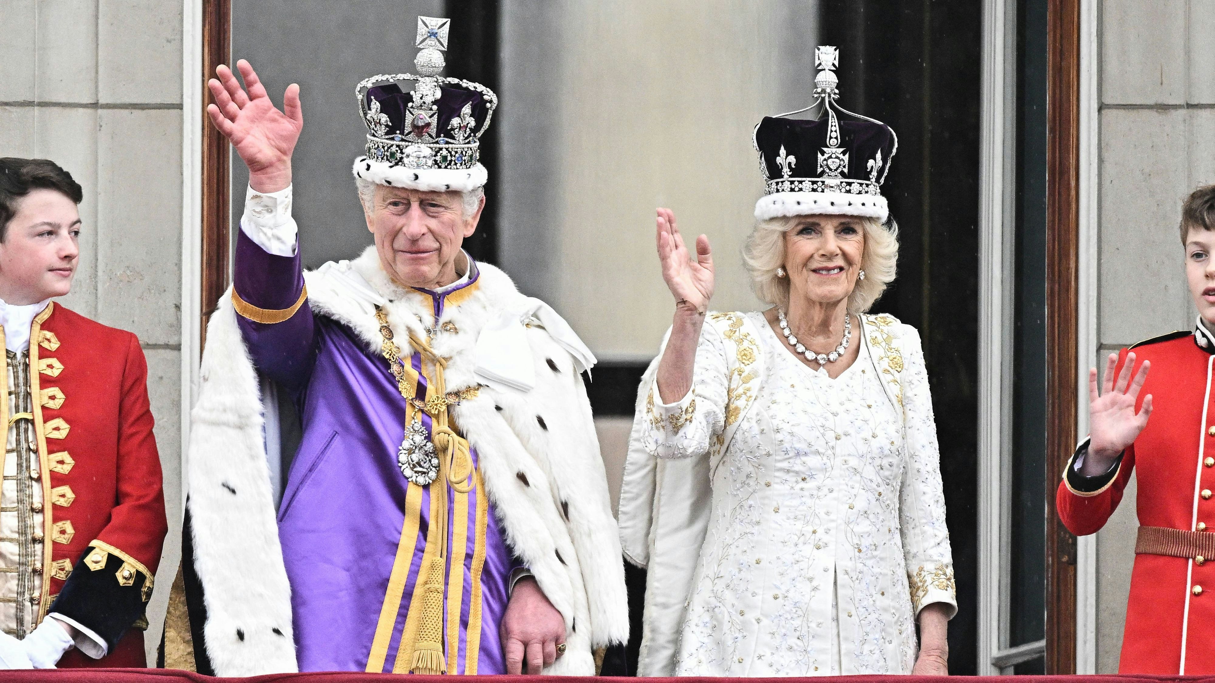 König Charles III. hat Krebs. Bei seiner Krönung im Mai 2023 fielen sie wieder auf: die geschwollenen Finger von König Charles III.