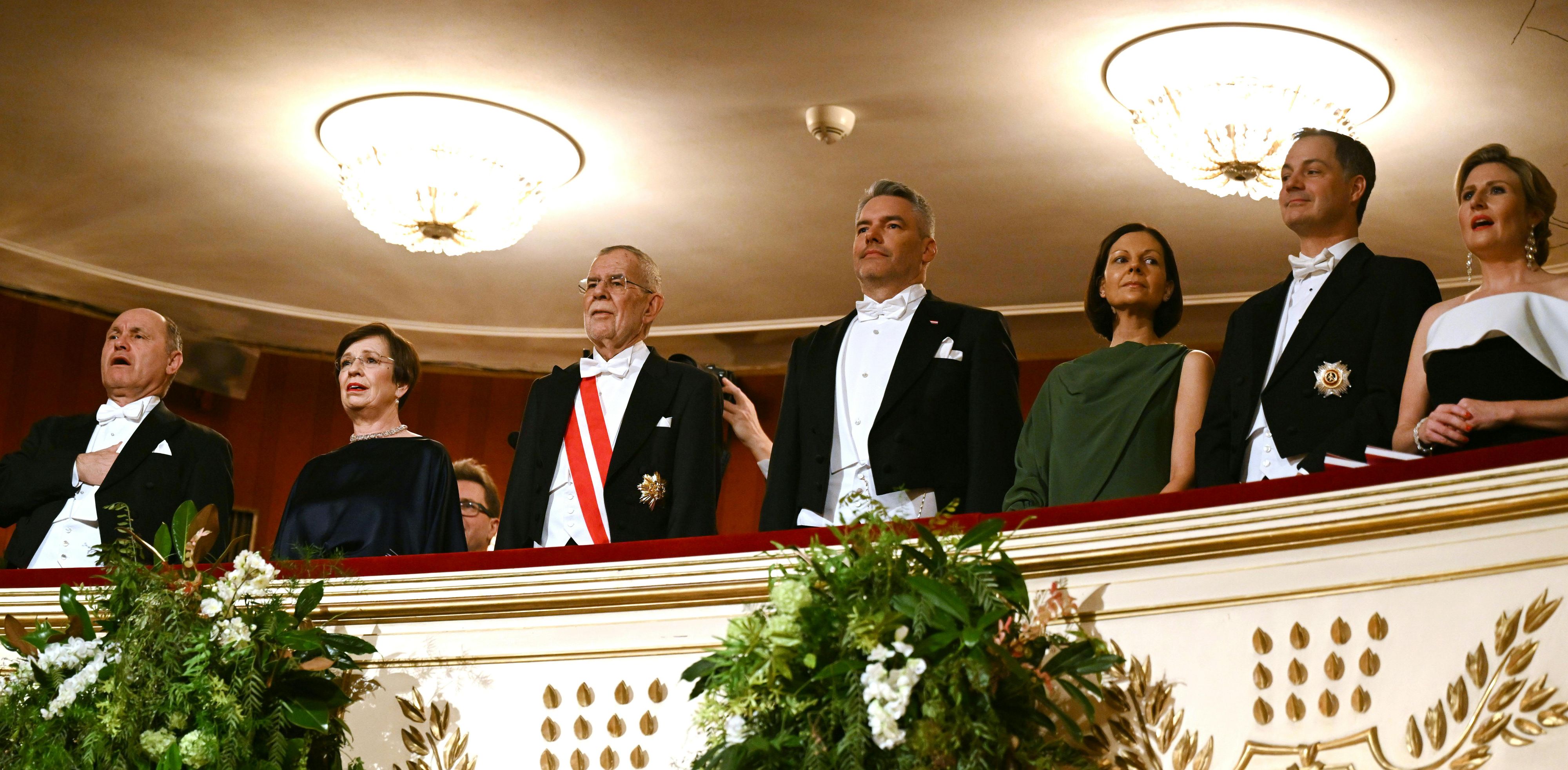 Alexander Van der Bellen und Karl Nehammer werden von ihren Frauen zum Wiener Opernball begleitet – aber nicht nur!