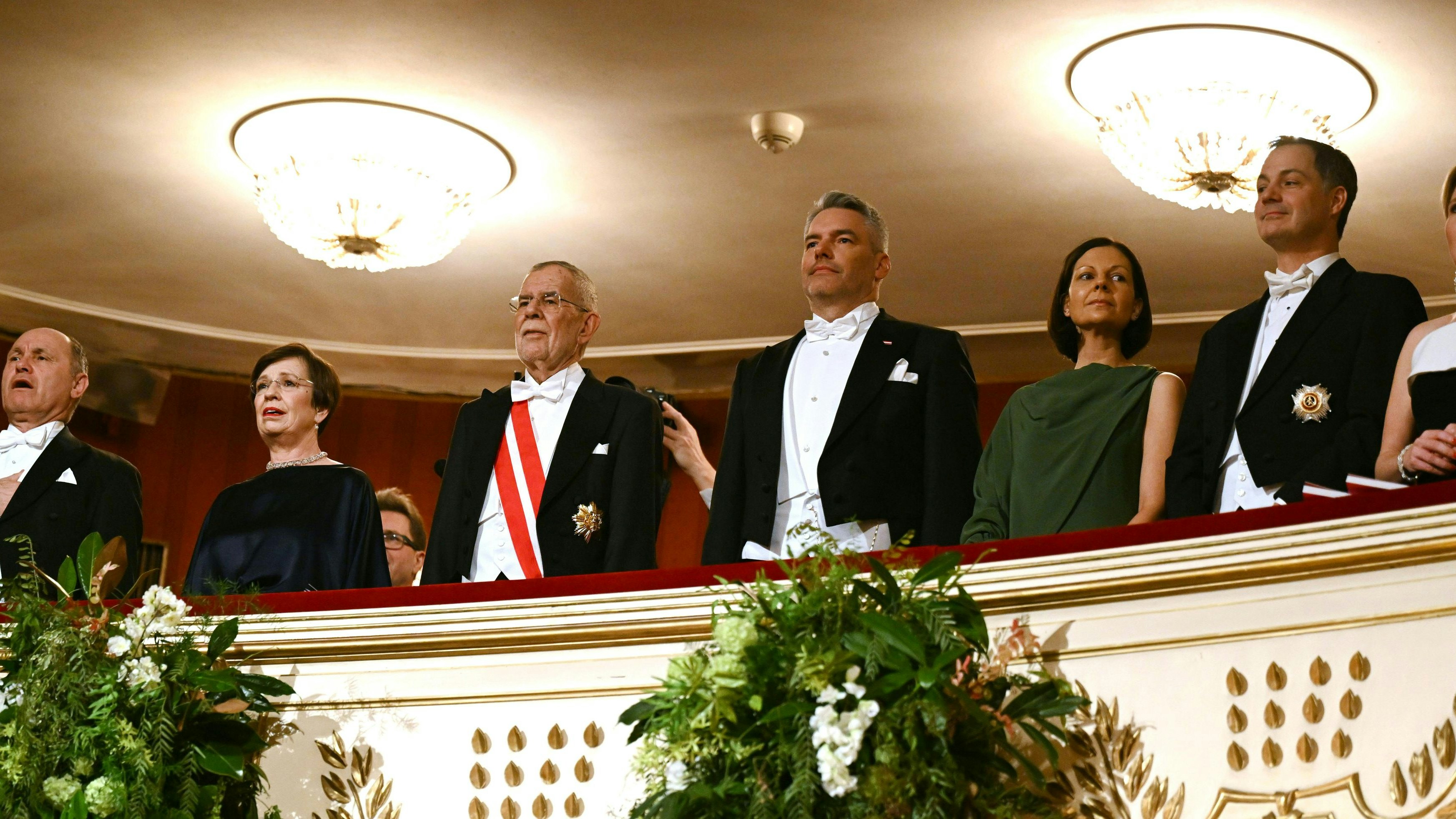 Die Staatsspitze walzt in der Oper an.