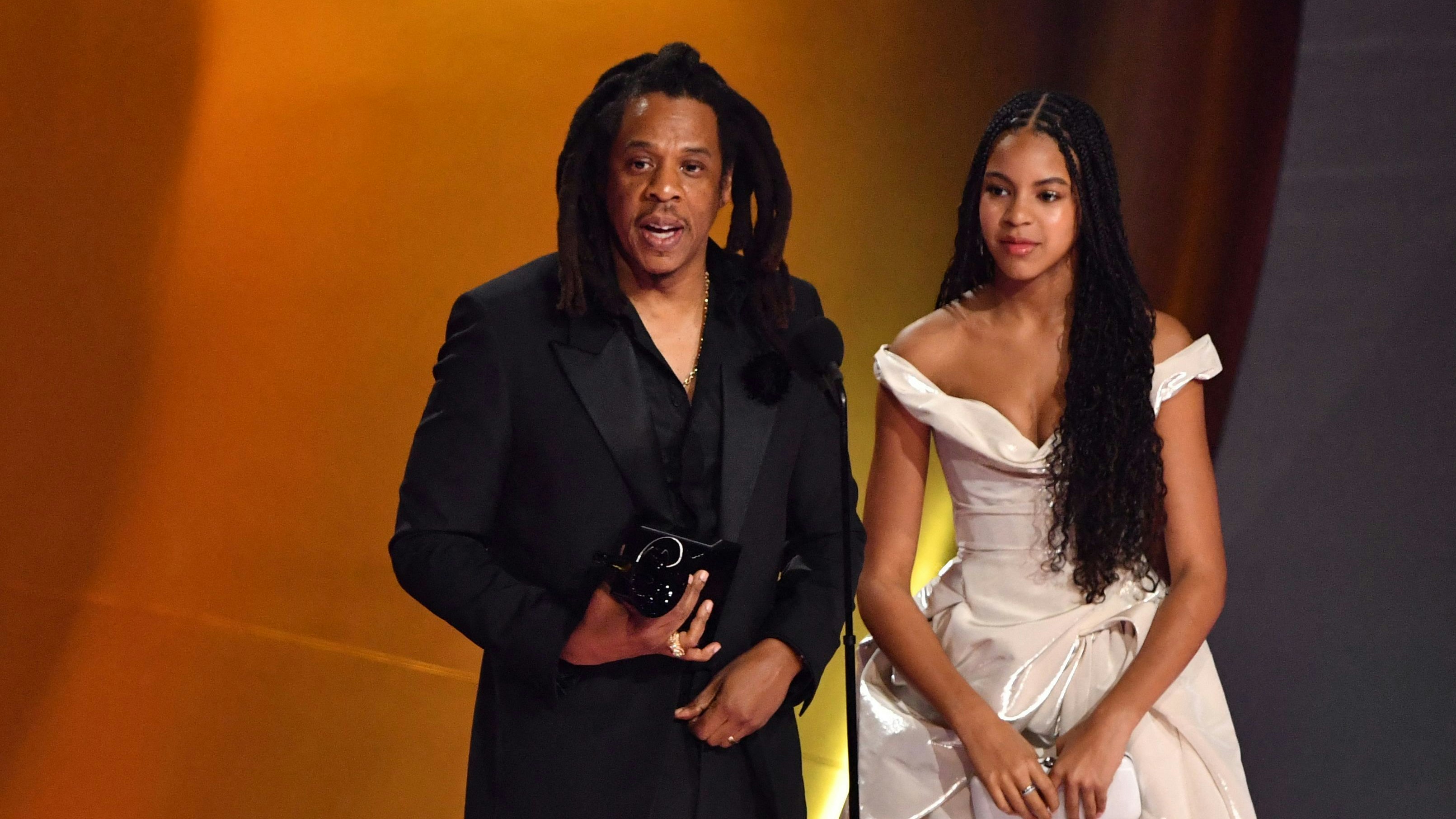 Download von www.picturedesk.com am 05.02.2024 (09:54).  TOPSHOT - US rapper Jay-Z (L) accepts the Dr. Dre Global Impact Award alongside his daughter Blue Ivy on stage during the 66th Annual Grammy Awards at the Crypto.com Arena in Los Angeles on February 4, 2024. (Photo by Valerie Macon / AFP) - 20240204_PD19667 - Rechteinfo: Rights Managed (RM) Nur für redaktionelle Nutzung! Werbliche Nutzung erfordert Freigabe: bitte schicken Sie uns eine Anfrage.