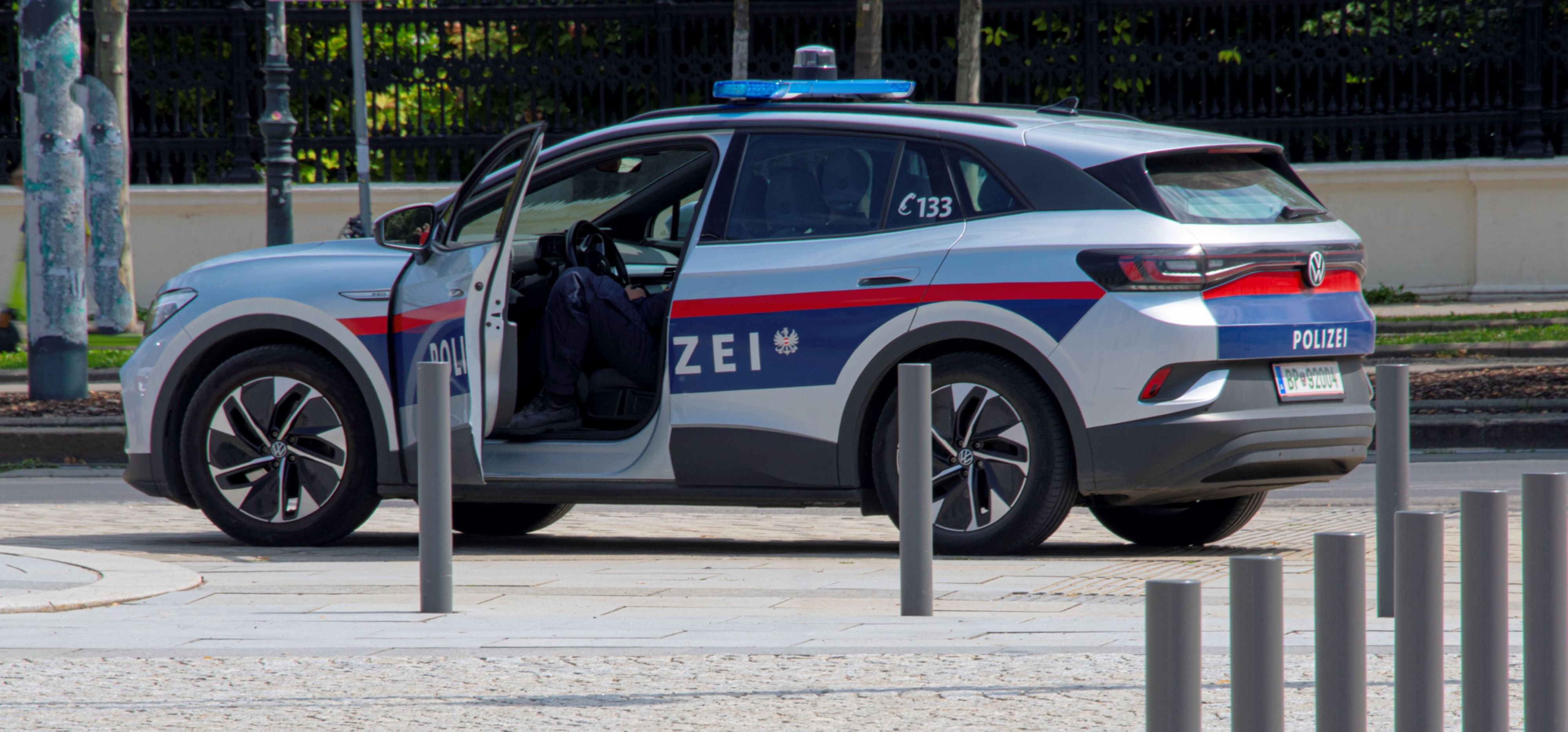 Zahlreiche Polizeiautos fuhren am Freitag beim Stift St. Florian bei Linz vor.