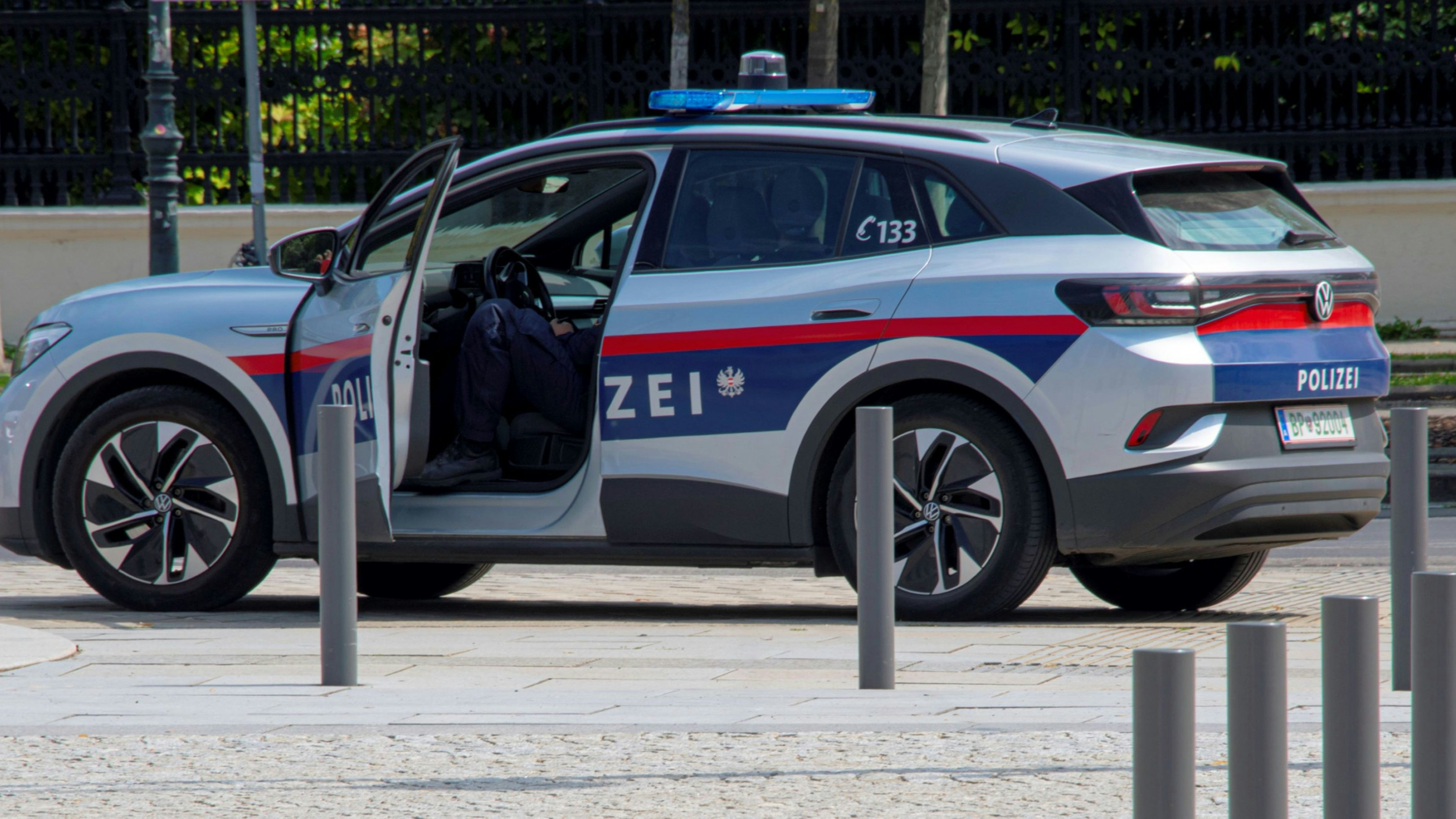 Aus einem unversperrten Polizeiauto wurden verschiedene Gegenstände gestohlen. Zum Tatzeitpunkt mussten die Beamten einen Raufhandel schlichten. Symbolbild. 