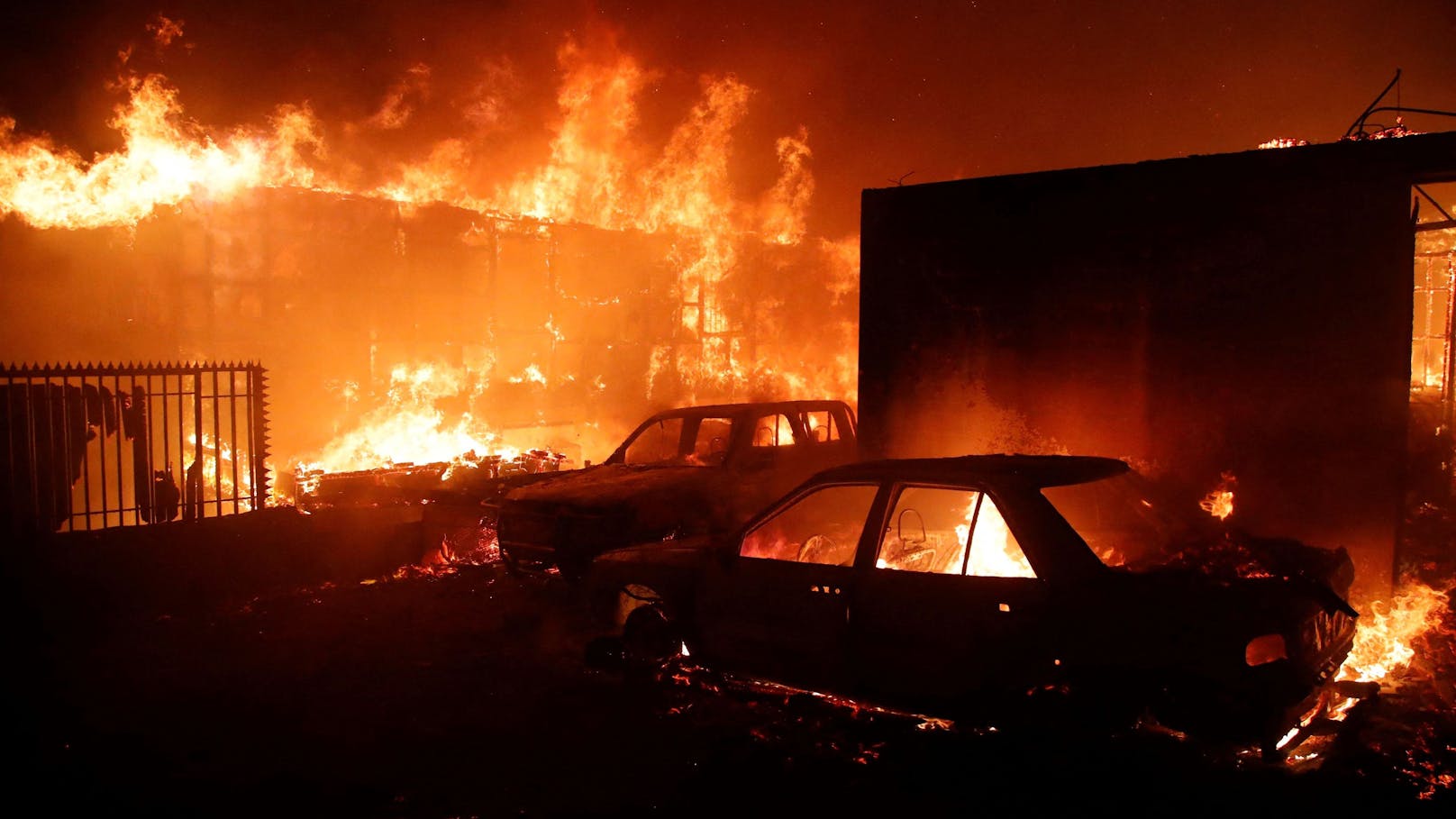 112 Menschen sterben in den Flammen – Hunderte vermisst