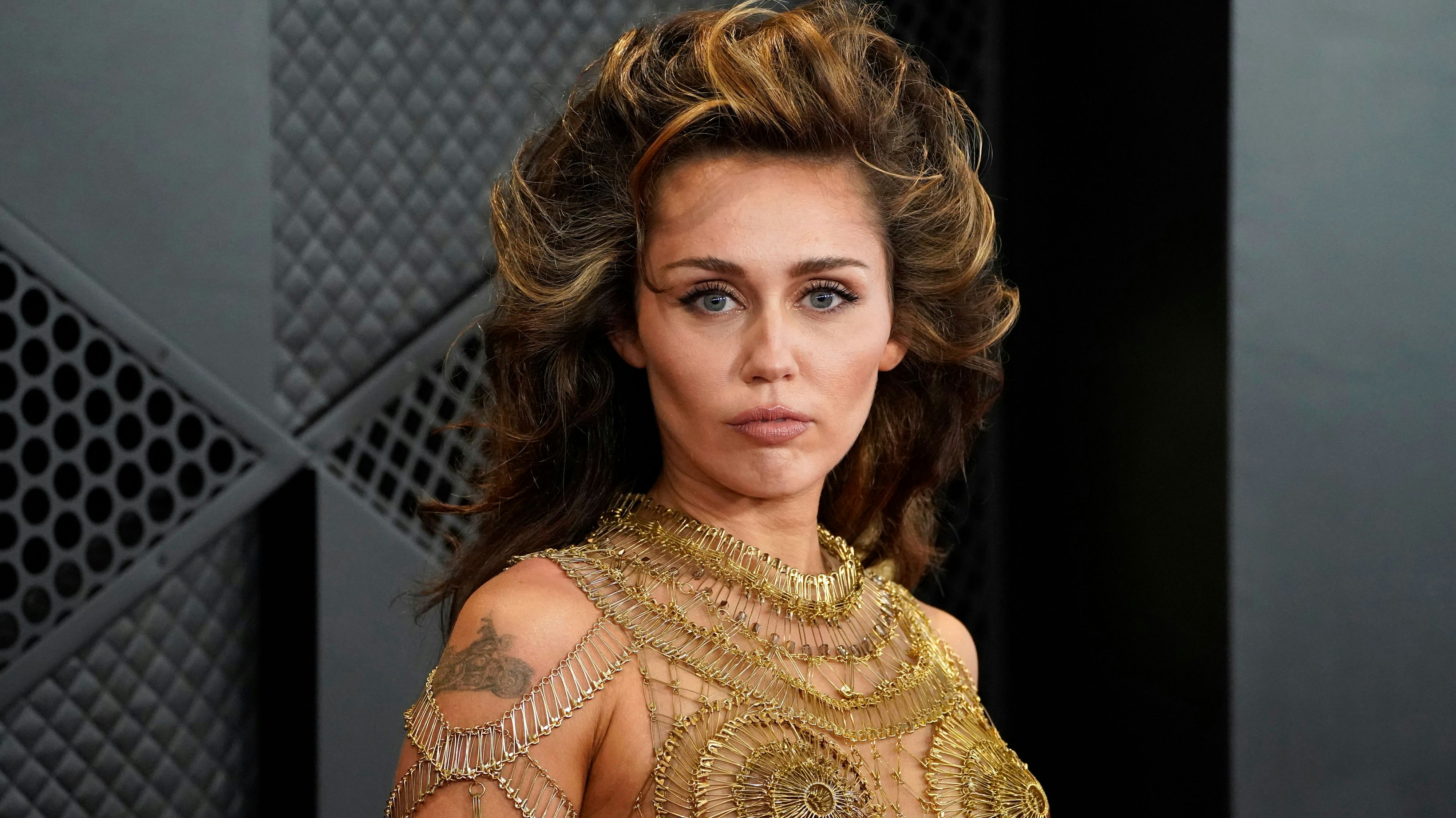 Download von www.picturedesk.com am 05.02.2024 (07:42).  Miley Cyrus arrives at the 66th annual Grammy Awards on Sunday, Feb. 4, 2024, in Los Angeles. (Photo by Jordan Strauss/Invision/AP) - 20240204_PD16524 - Rechteinfo: Rights Managed (RM) Nur für redaktionelle Nutzung!