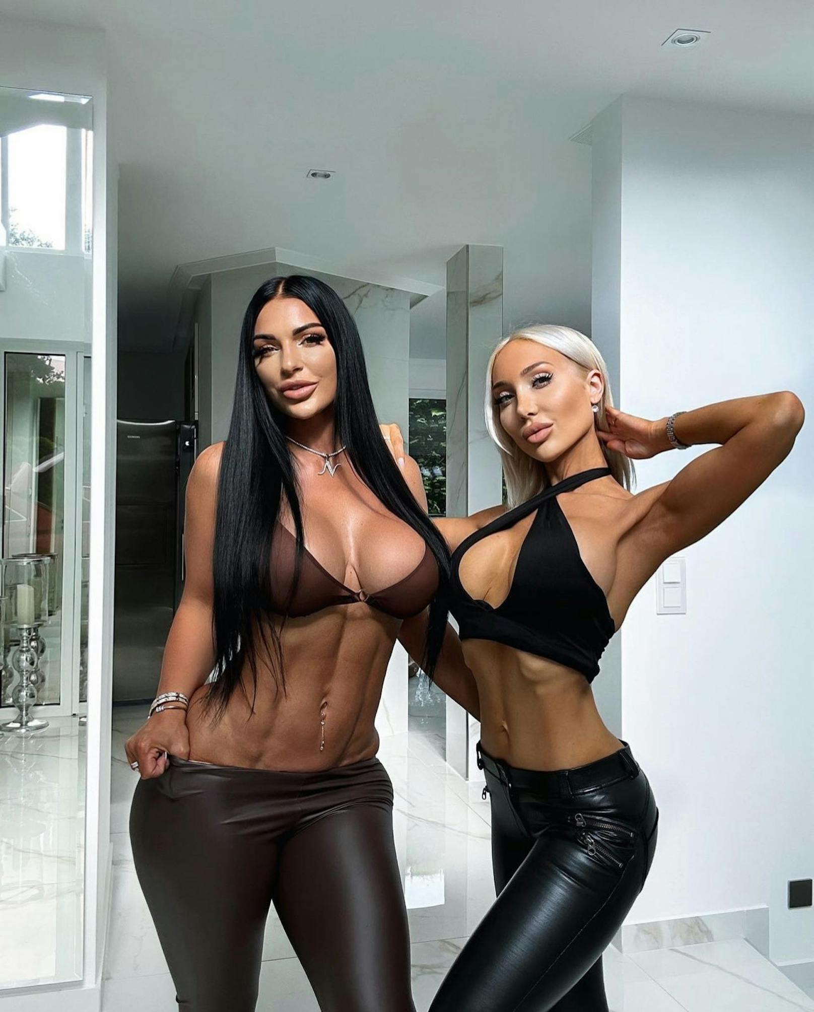 Das Wiener Erotik-Model Conny Hawk (re.) und ihre beste Freundin Nadine Kerastas – auf Instagram hat Nadine fast 3 Millionen Follower.