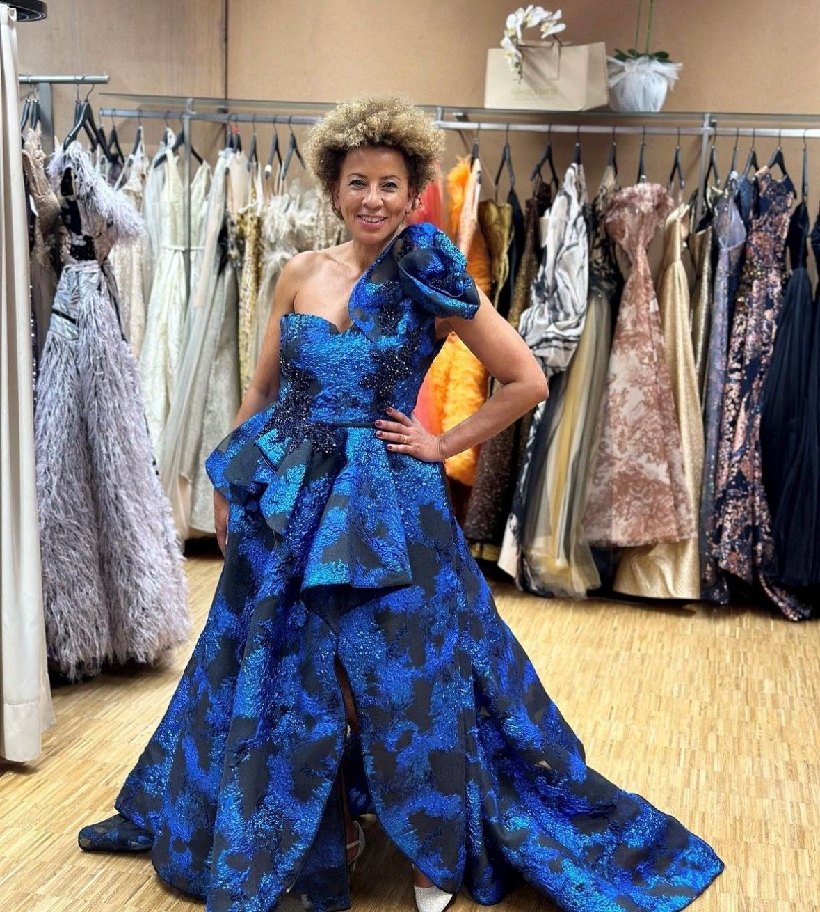 TV-Moderatorin Arabella Kiesbauer sucht nach ihrem Opernballkleid.