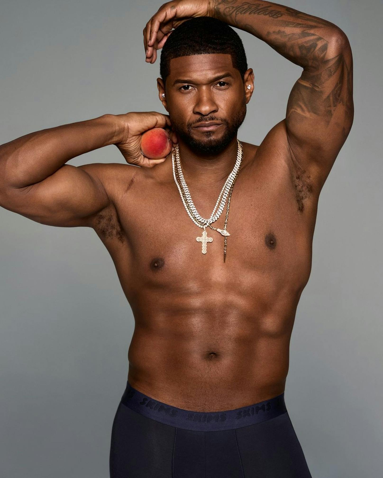 Usher lässt für Kim Kardashians Unterwäsche-Marke "Skims" seine Muskeln spielen.