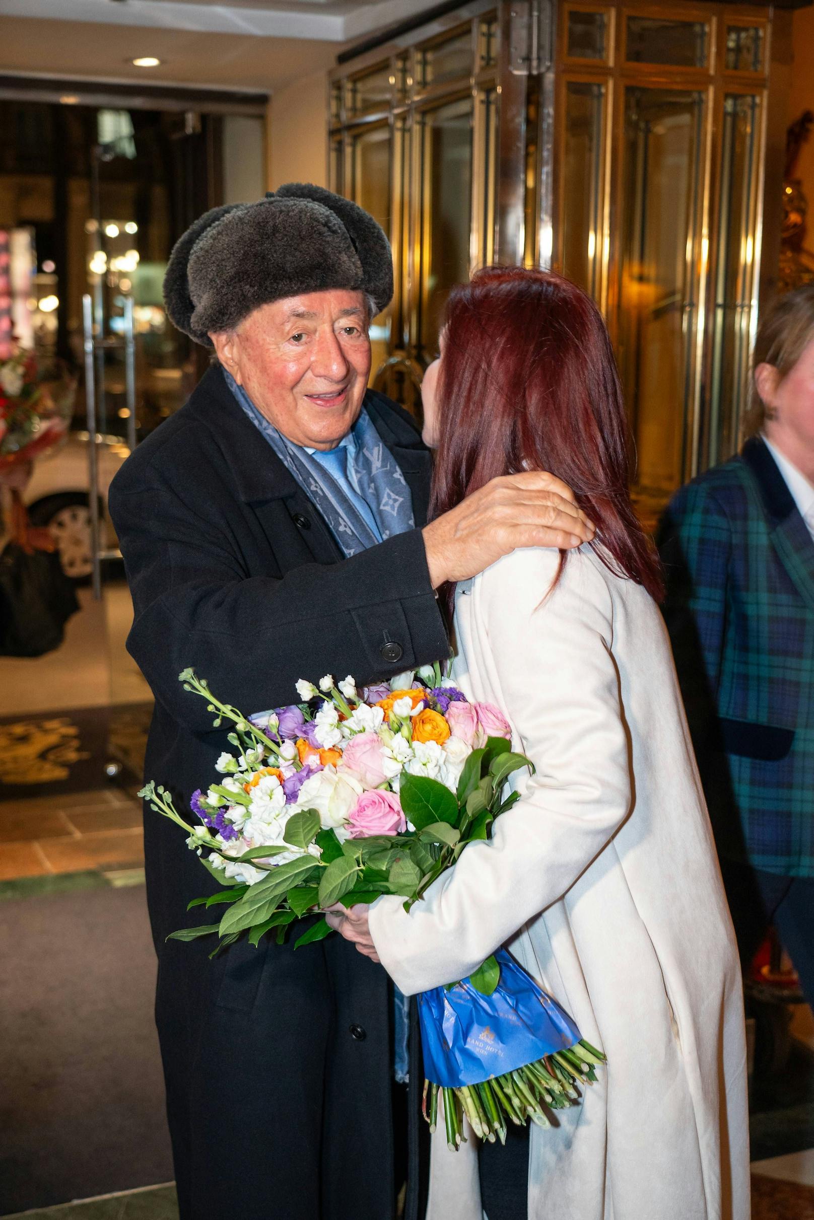 Lugner lieferte Priscilla Presley im Grand Hotel ab und verabschiedete sich von der US-Schauspielerin herzlich.