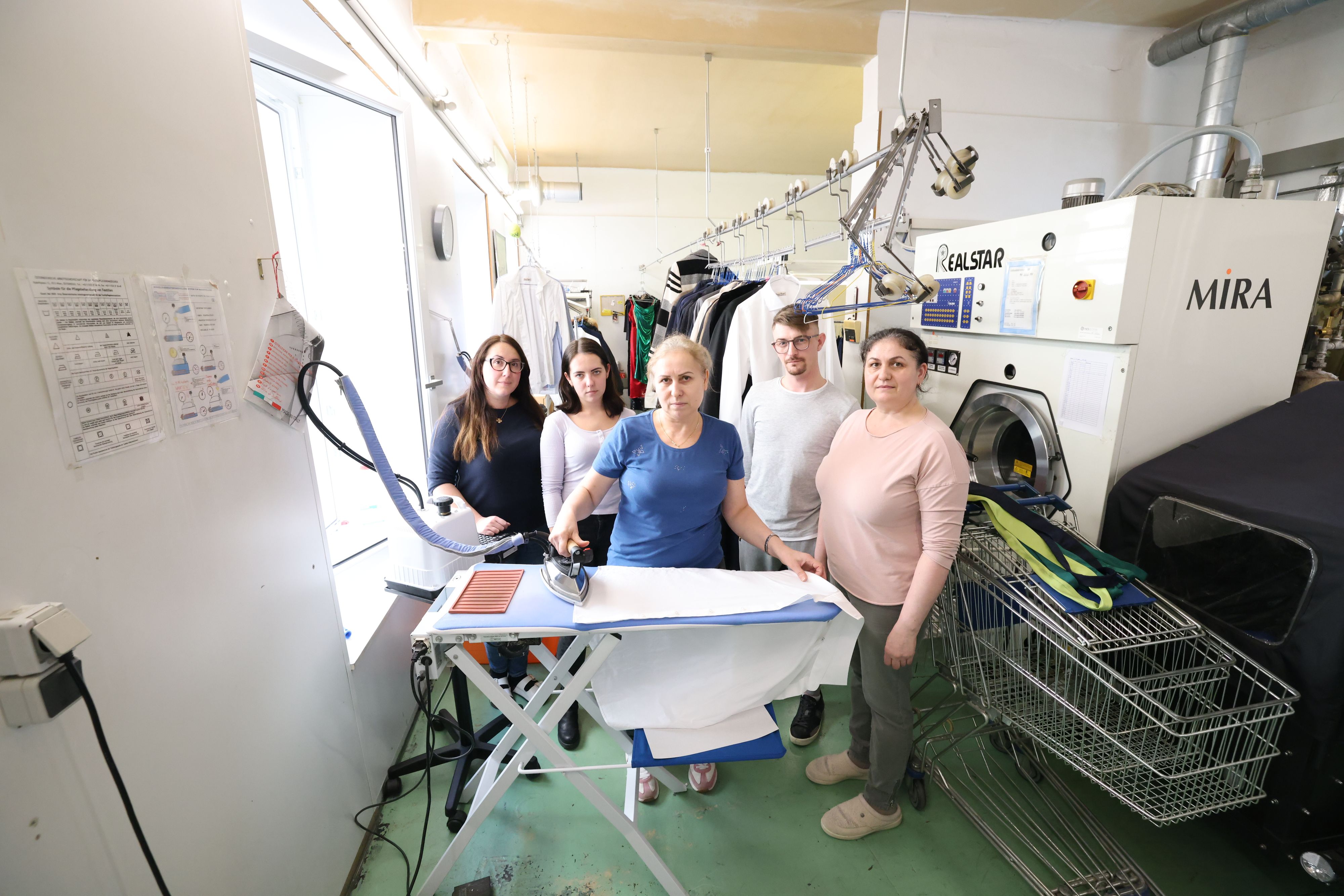 Den Mitarbeitern der Textilreinigung Frühwirth stinkts wegen der benachbarten Müll-Insel gewaltig.