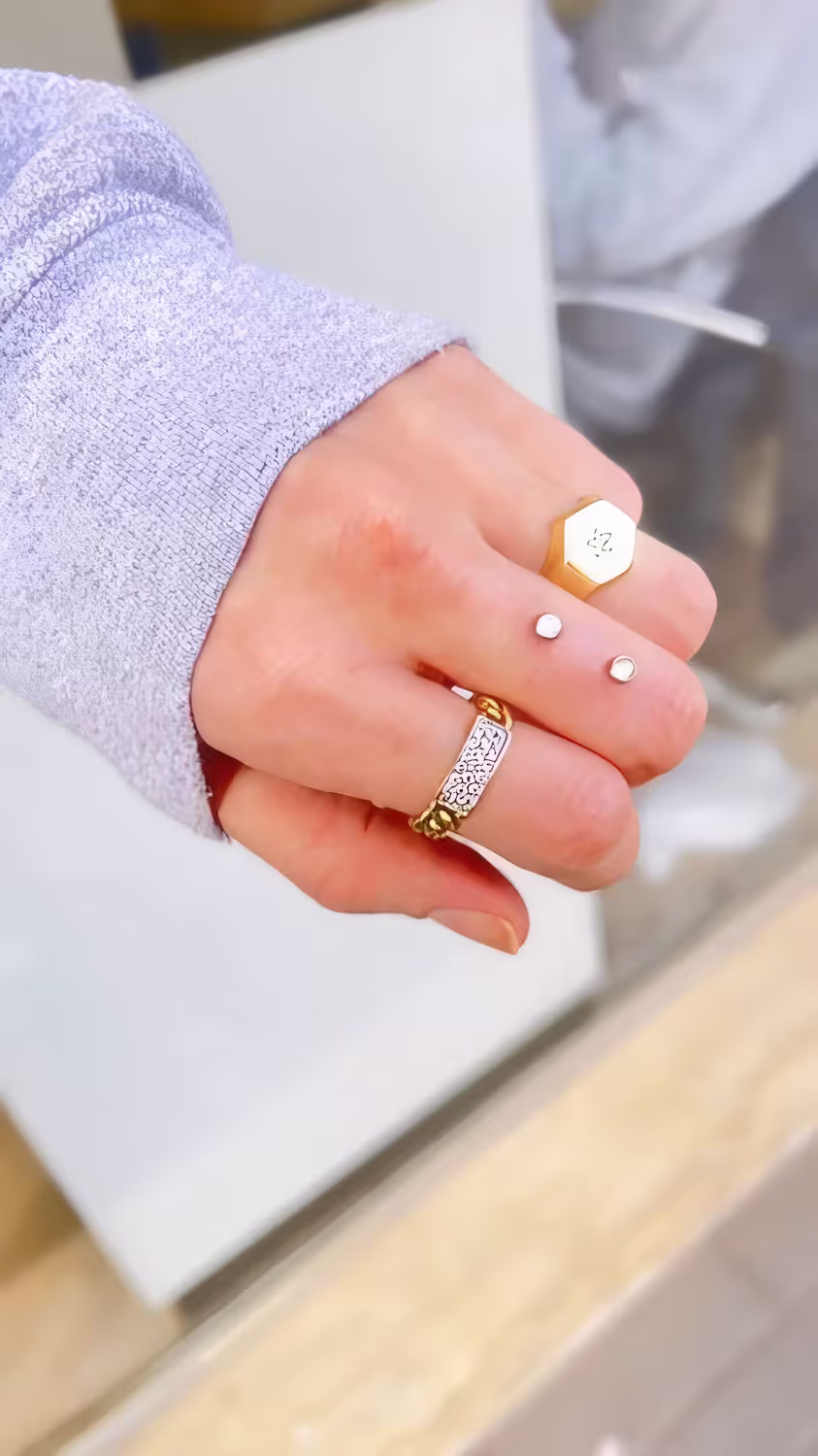 Fingerpiercings sollen einen Ring ersetzen – kommen aber mit einem hohen Risiko.