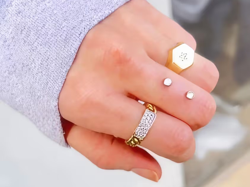 Fingerpiercings sollen einen Ring ersetzen – kommen aber mit einem hohen Risiko.