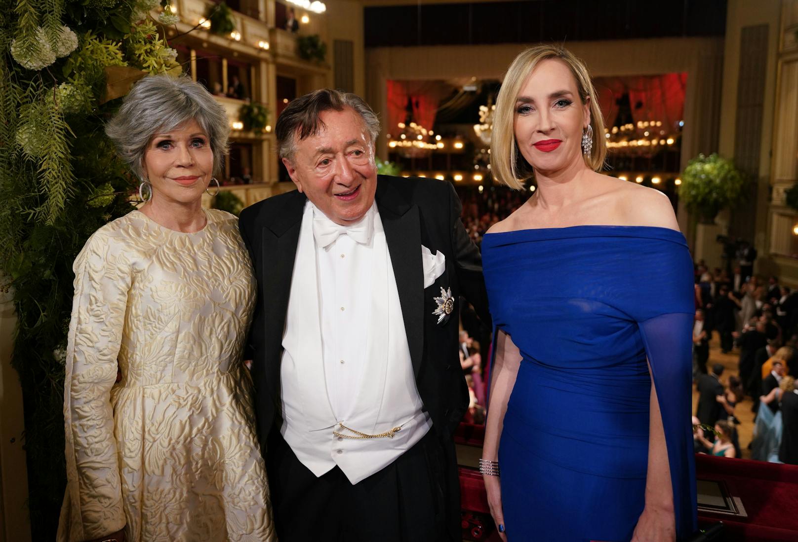 Nadja Bernhard mit Jane Fonda und Richard Lugner am Wiener Opernball 2023.