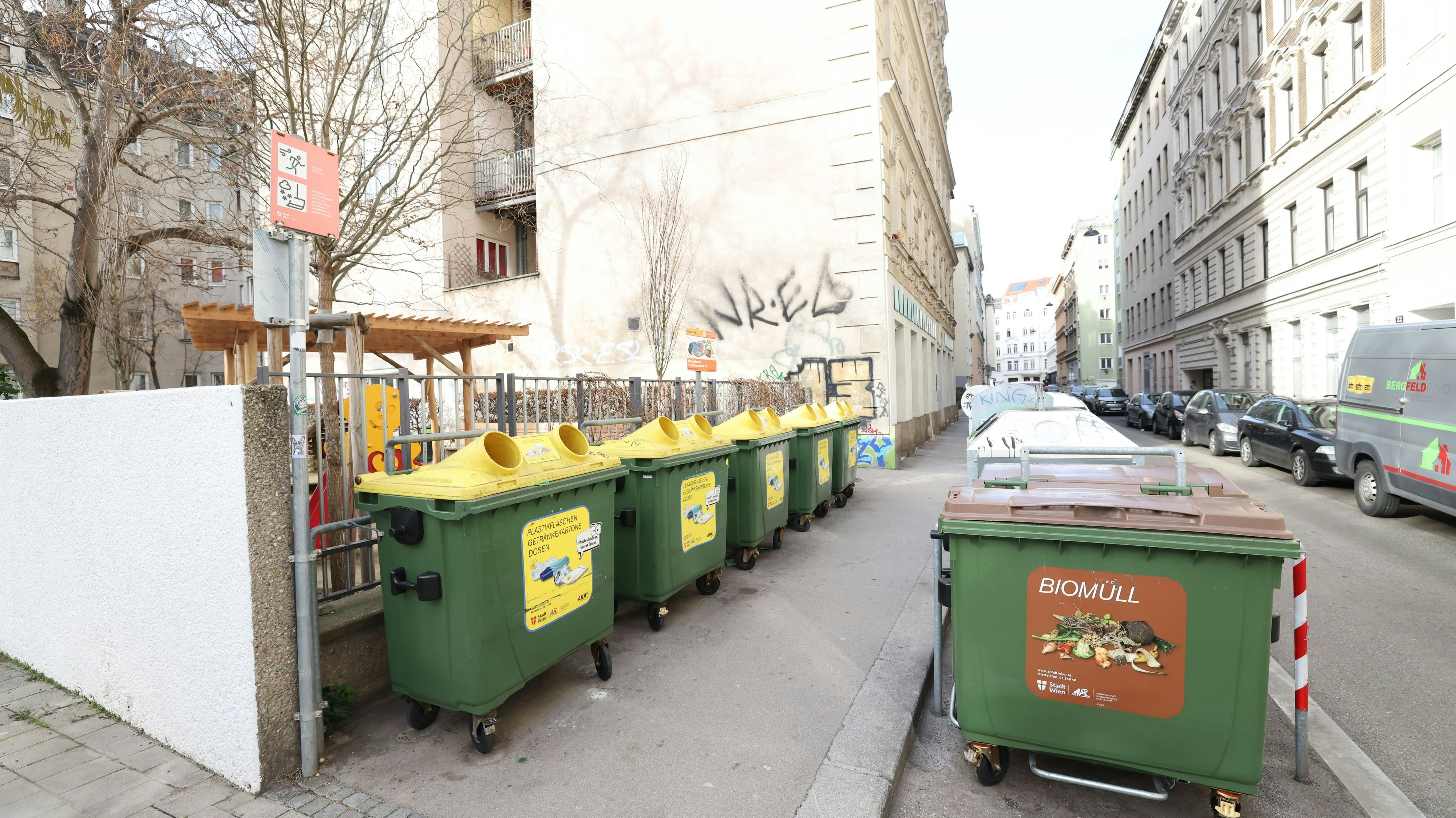 Zugemüllt! Die Müll-Insel steht direkt neben der Textilreinigung in Wien-Josefstadt.