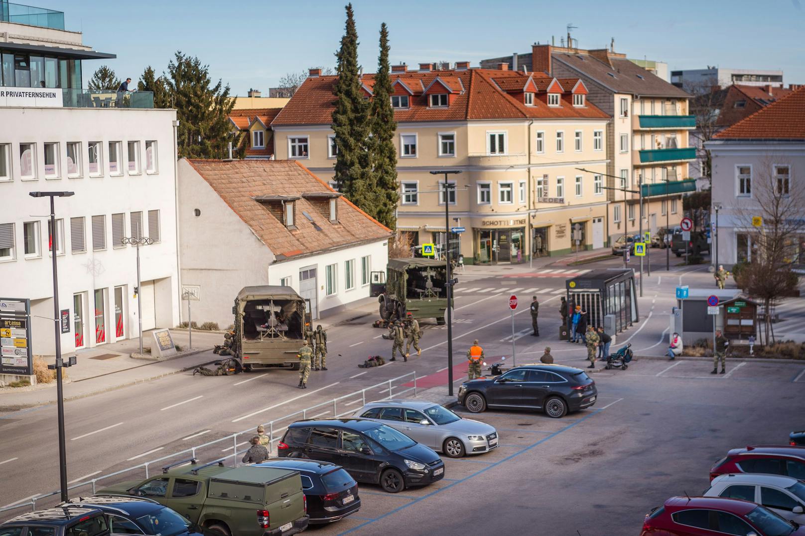 Soldaten üben mitten in Wr. Neustadt