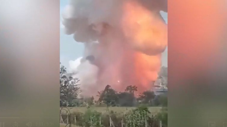 Ein Brand in einer Feuerwerksfabrik hat in Indien mehrere große Explosionen ausgelöst. Mindestens 11 Menschen kamen dabei ums Leben.