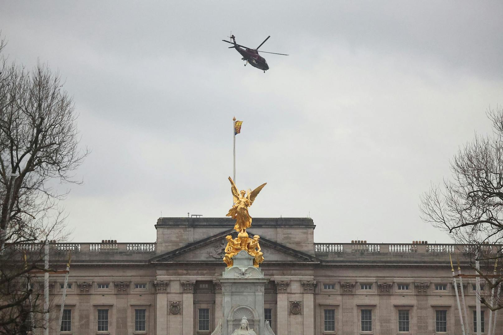 In der letzten Stunde ist auch ein Hubschrauber im Garten des Buckingham Palace gelandet. Es ist noch nicht bekannt, wer an Bord ist oder was der Zweck der Landung des Hubschraubers ist.