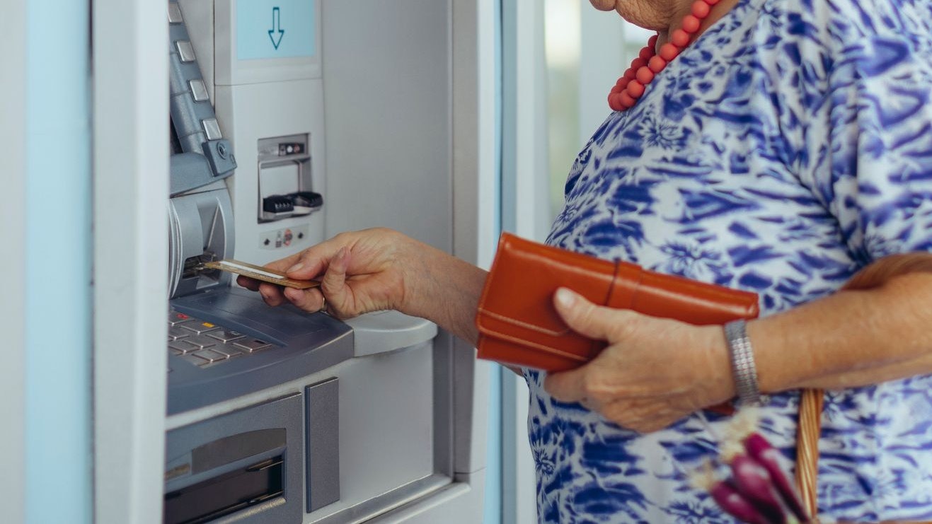 Innerhalb kürzester Zeit verschwand eine Riesenmenge Geld vom Konto der Pensionistin.