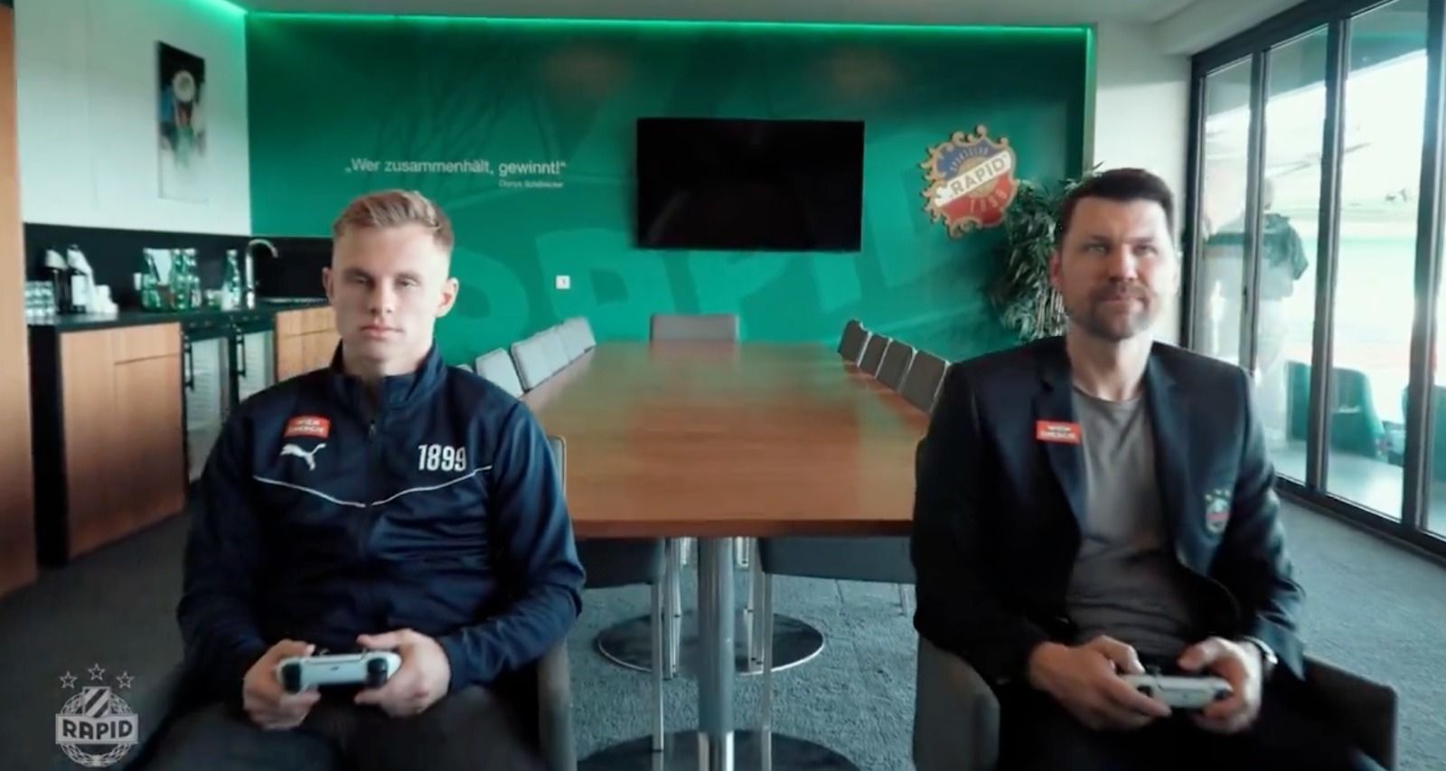 Isak Jansson und Markus Katzer am PS5-Controller.