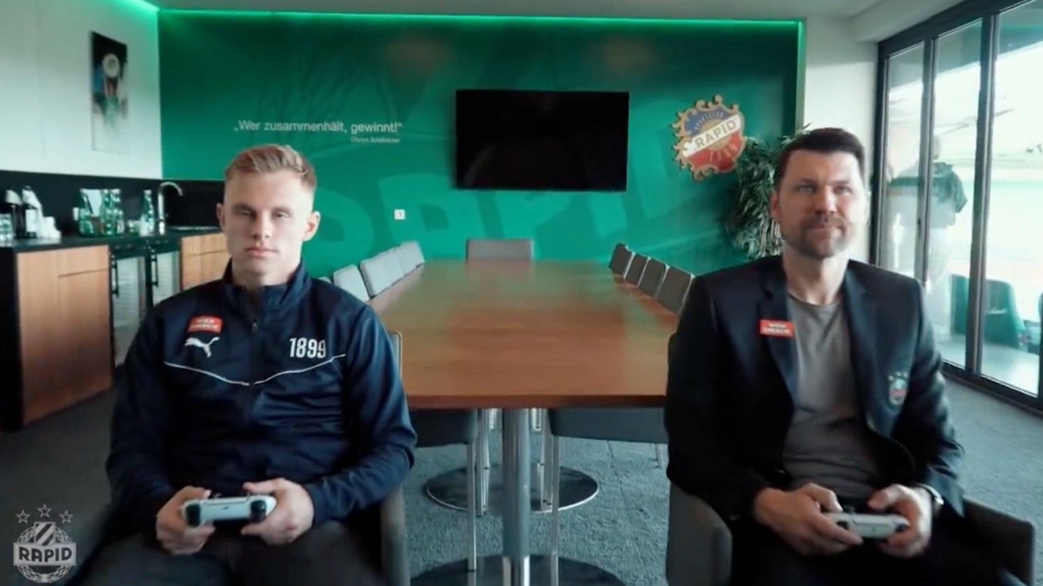 Isak Jansson und Markus Katzer am PS5-Controller.