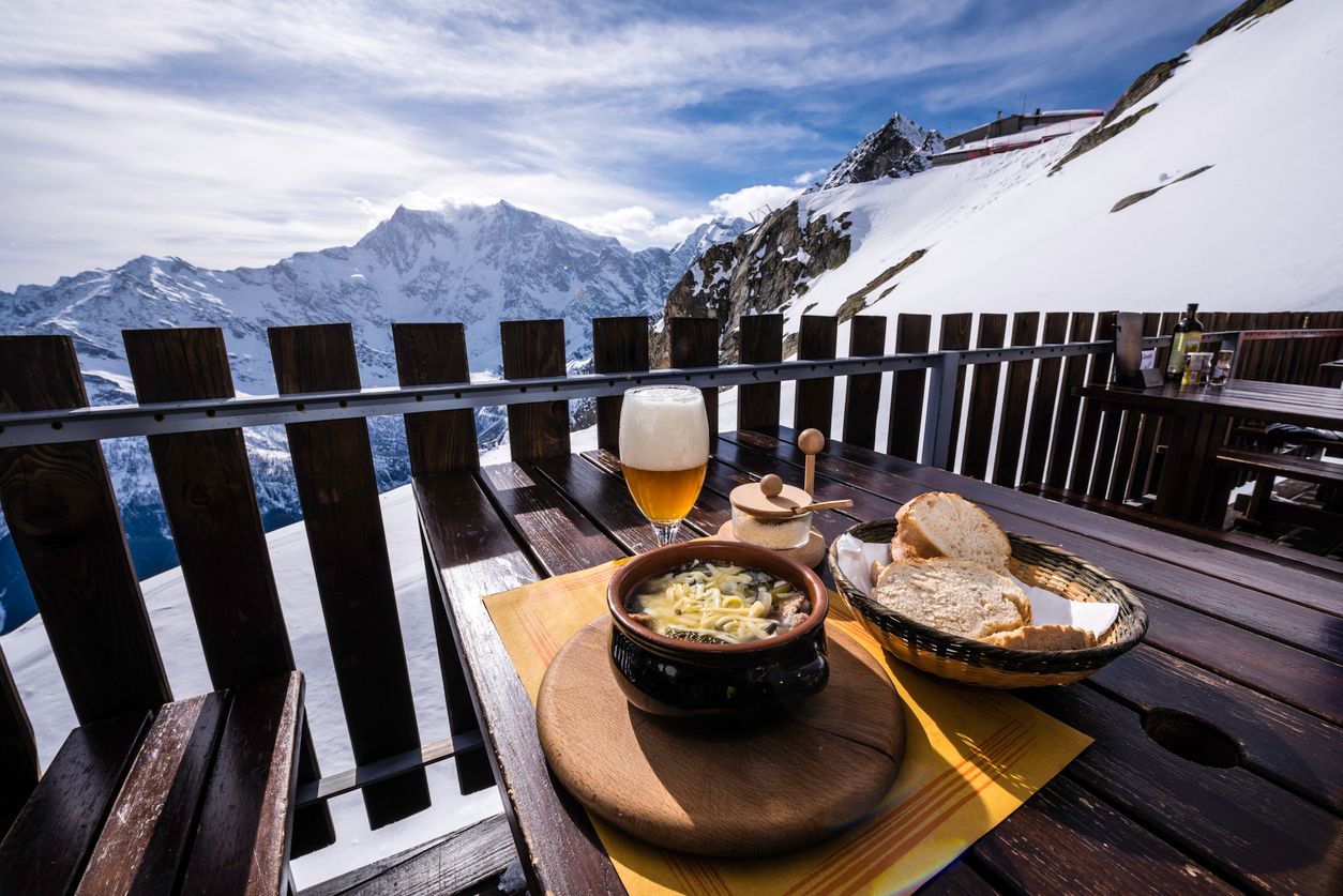Mittagspause auf einer Skihütte (Symbolfoto)
