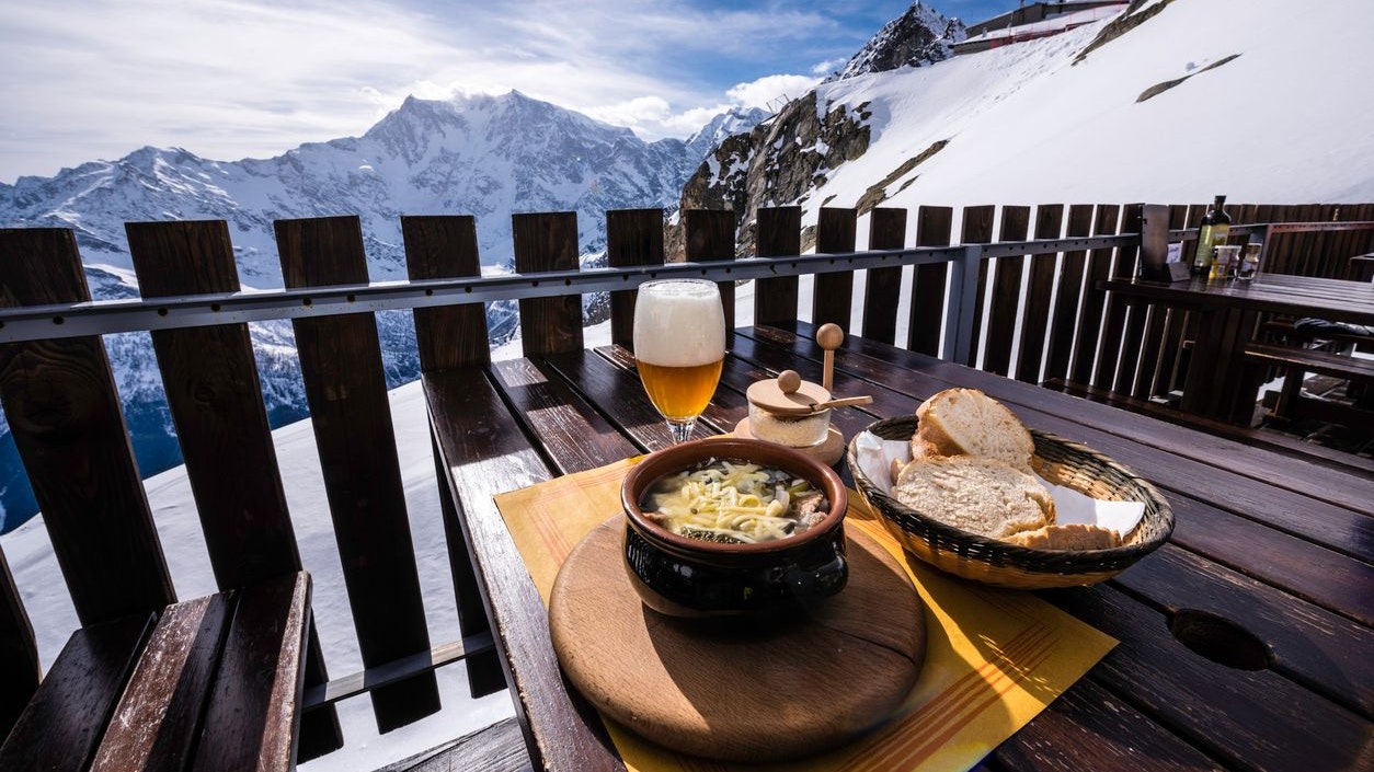 Mittagspause auf einer Skihütte (Symbolfoto)