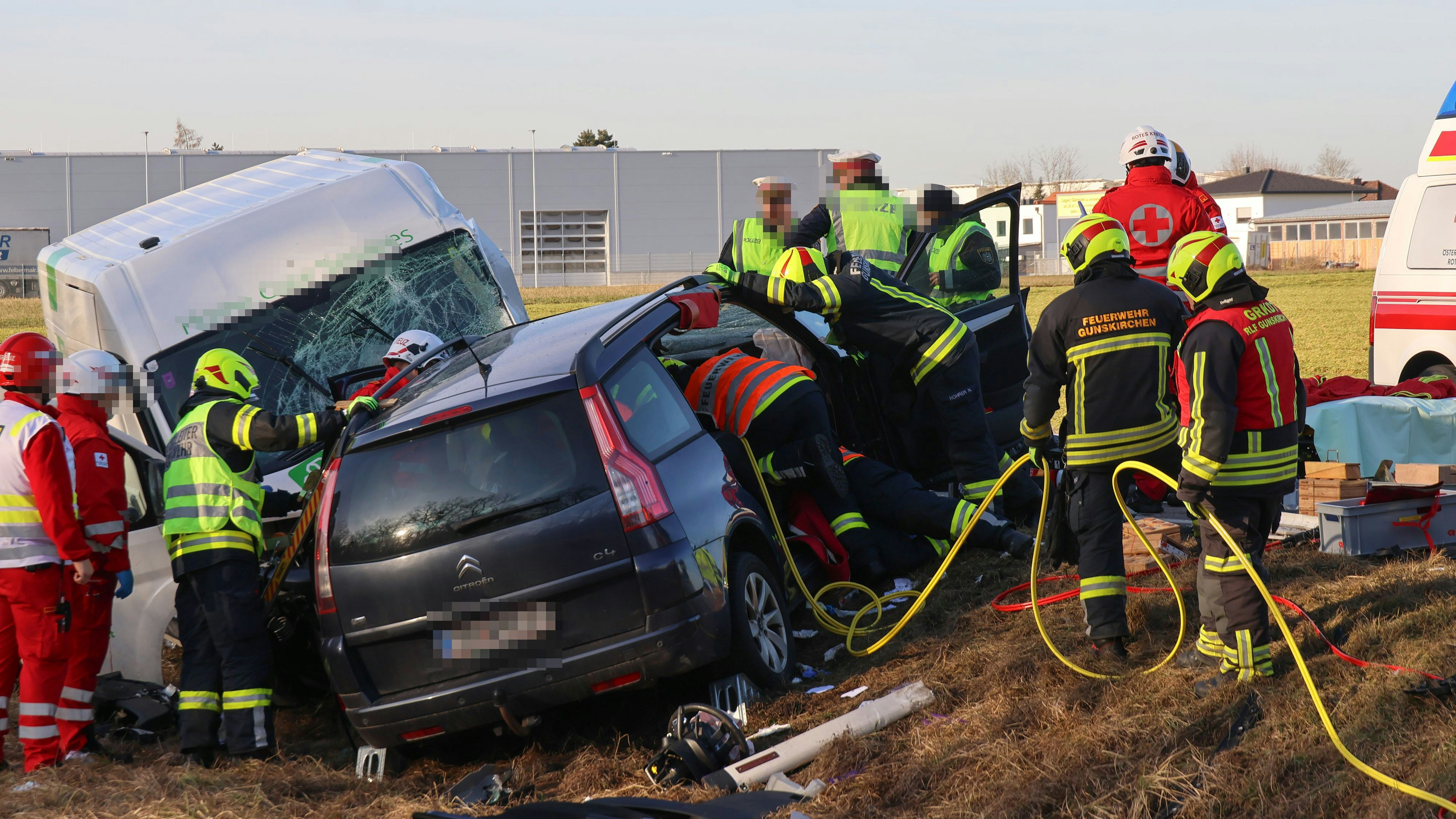 Bei dem Unfall wurde ein Lenker im Auto eingeklemmt, er konnte erst nach zwei Stunden befreit werden.