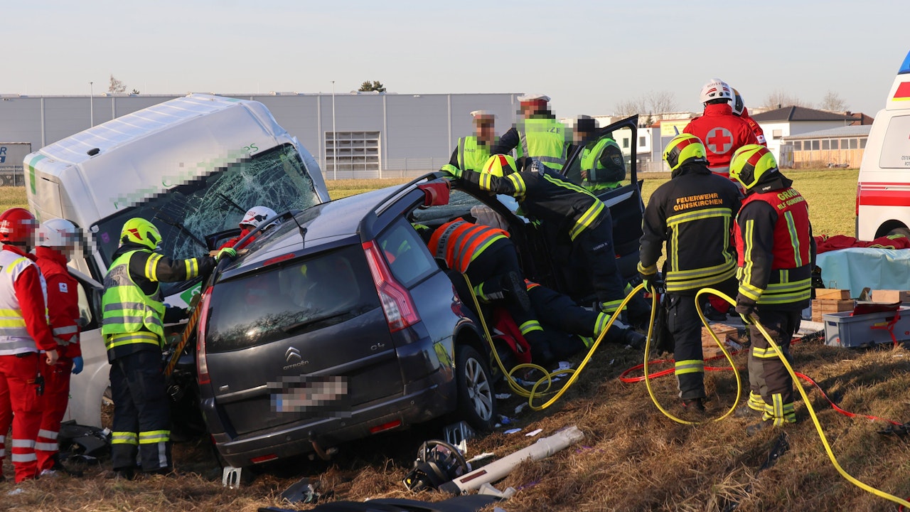 Heute.at - Pkw-Lenker nach schlimmem Crash zwei Stunden gefangen