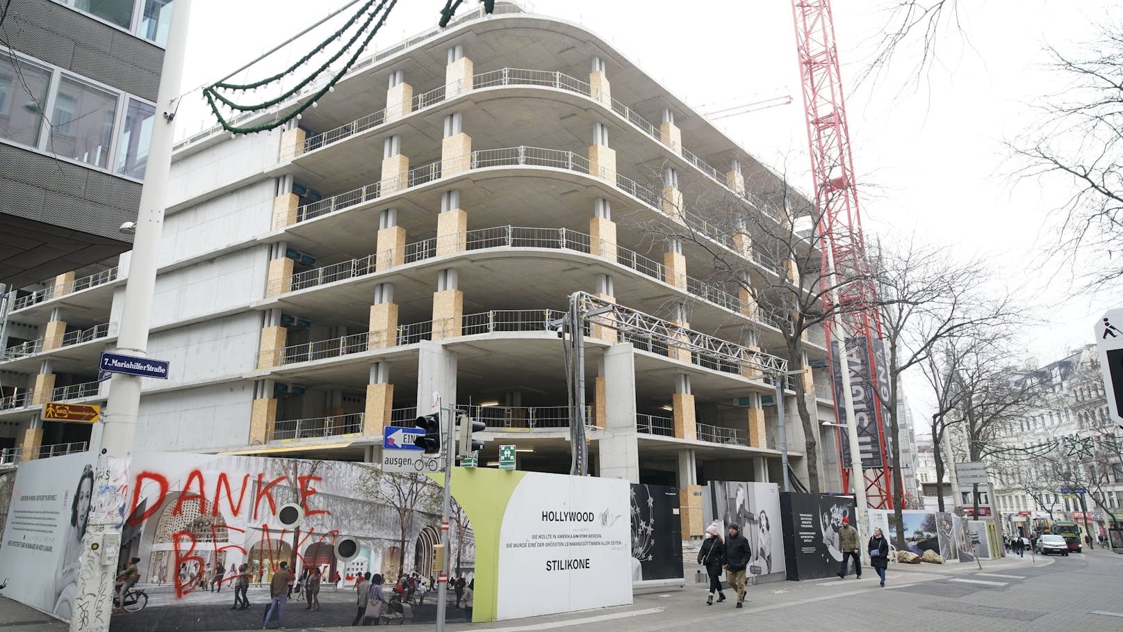 Im Frühjahr 2025 sollte das Luxus-Kaufhaus mit Dachpark in der Mariahilfer Straße 10–18 eröffnen.